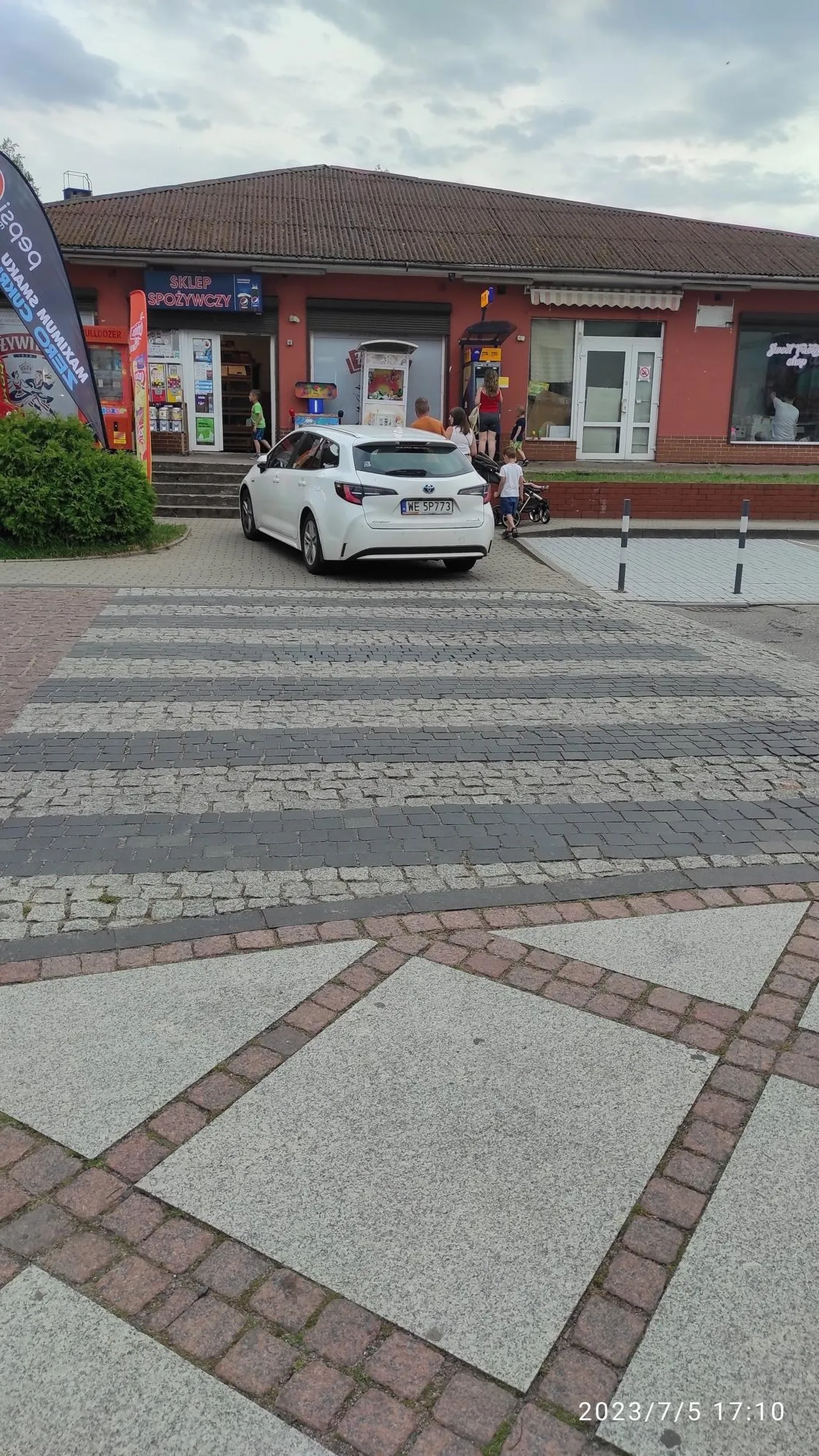 Przyjedzie panisko z Warszawki na wieś do Jarosława a tu słoma z butów wystaje. Nie dość że blokuje chodnik to jeszcze przejście dla pieszych