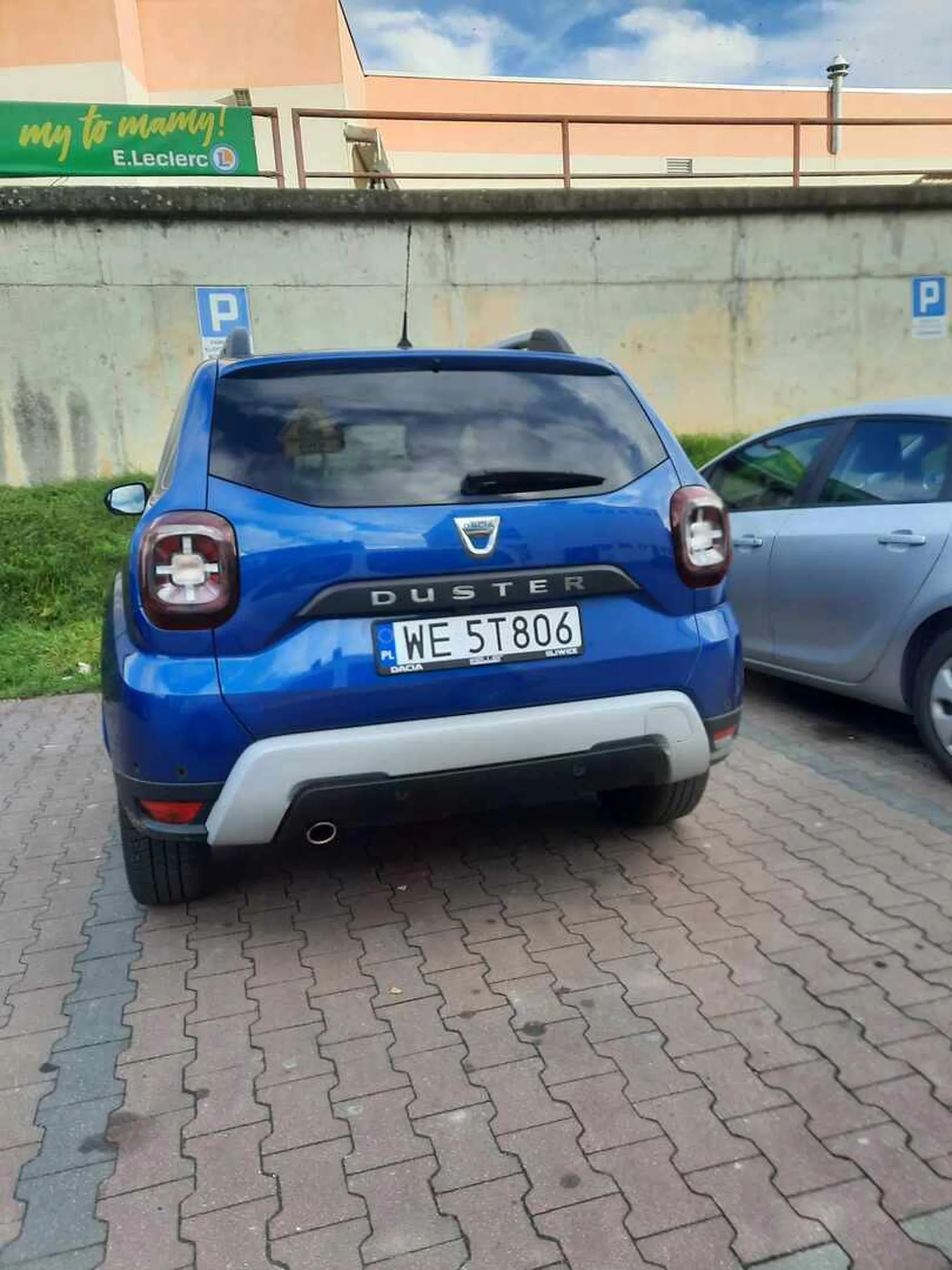 Babka jeździ po Gliwicach i napierdala na parkingach swoimi drzwiami po innych samochodach. W moim przypadku po zajebaniu w samochód blondyna poszła jak gdyby nigdy nic. Gdy wyszedłem z samochodu usłyszałem "przecież tylko dotknęło, nic się nie stało"