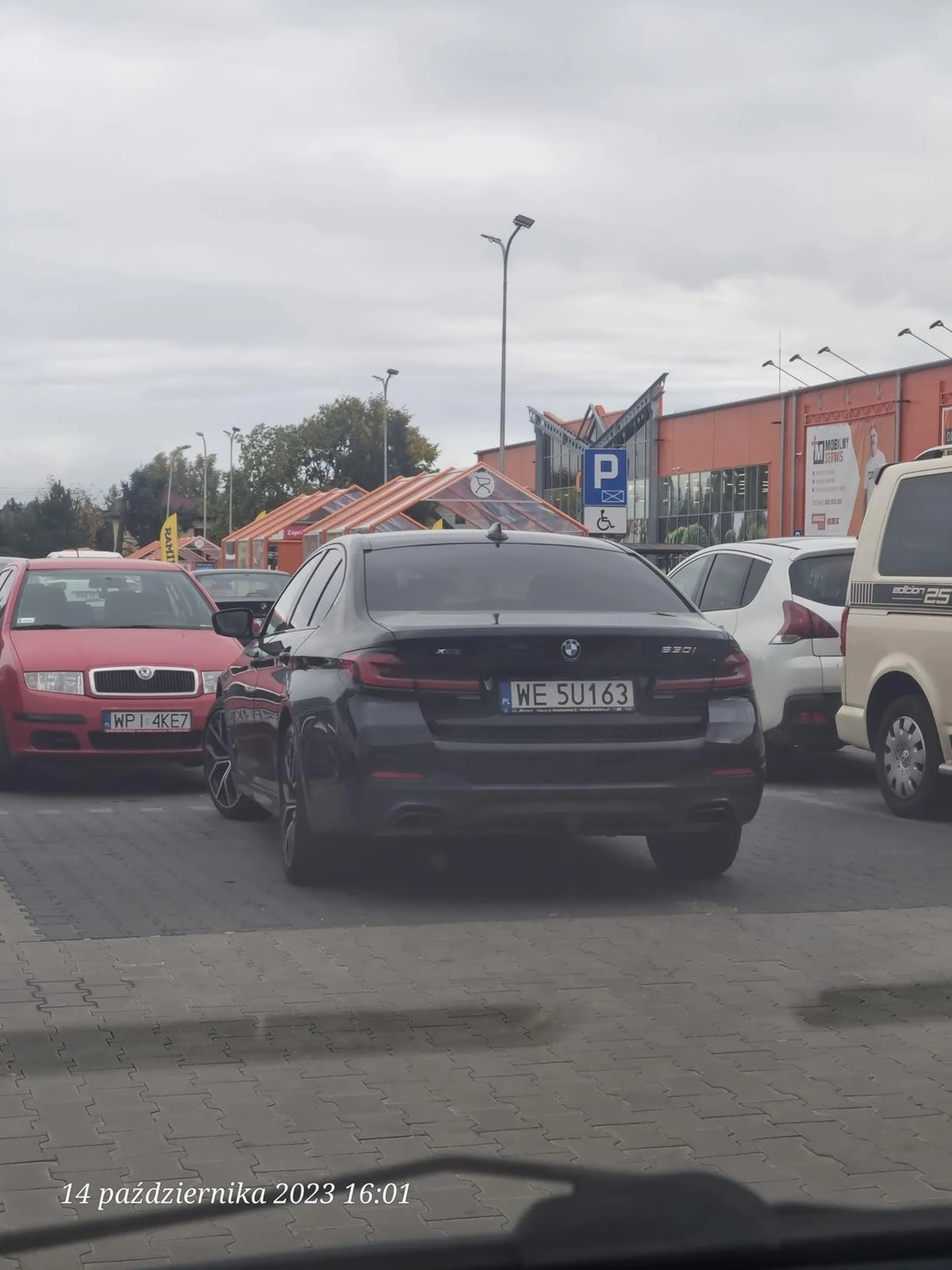 Podjeżdża sobie udajaca laskę paniusia pod obi perfidnie staje na 2 miejscach. DNO. Jak widać po komentarzach robi to świadomie. Proponuję za każdym razem karnego ? Niech drapie sztucznymi tipsami...