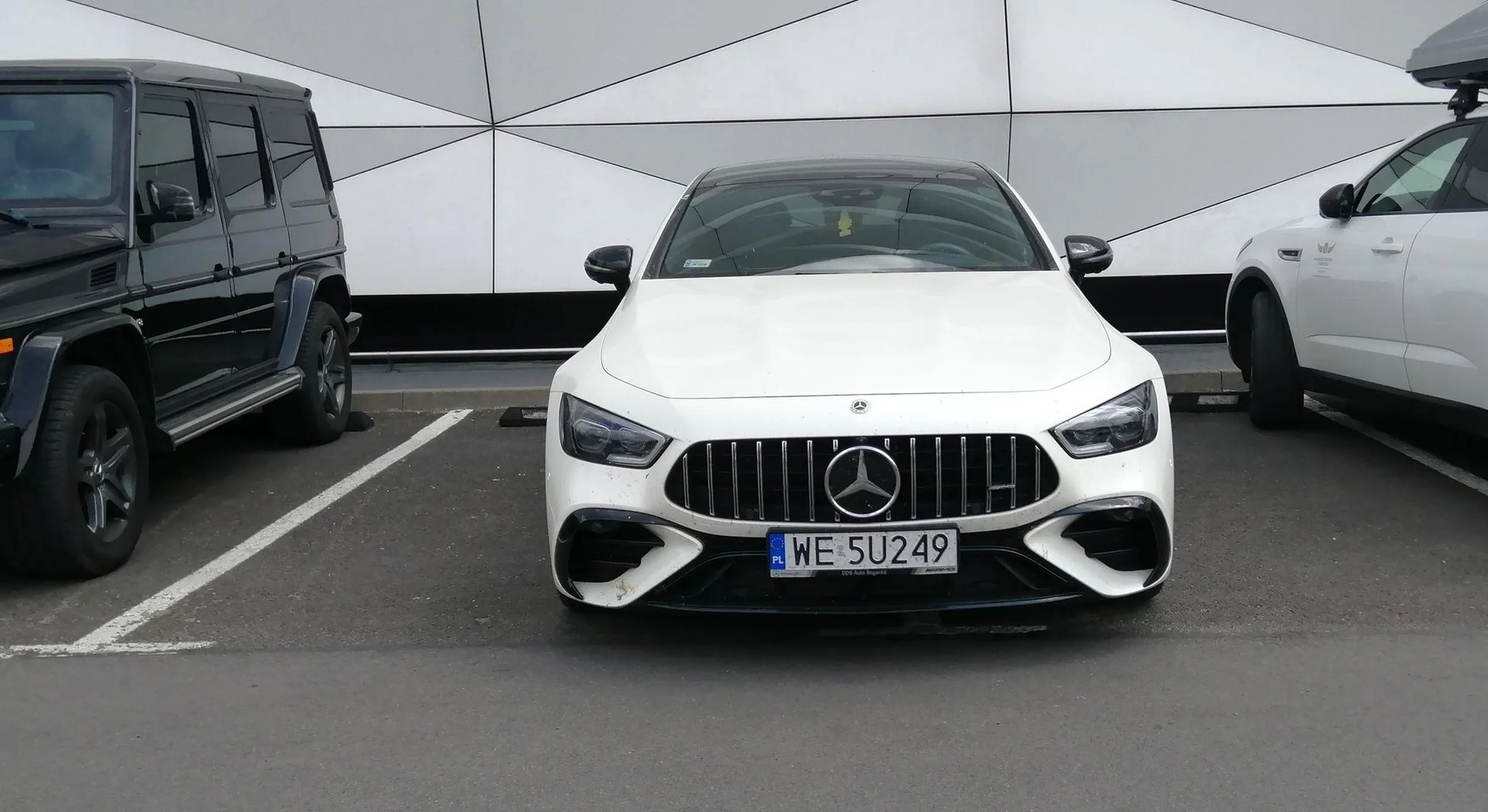 Ludzie nie mają gdzie zaparkować, ale śmieć dumny z siebie, bo stanął na dwóch miejscach. Wyczyn na miarę jego intelektu