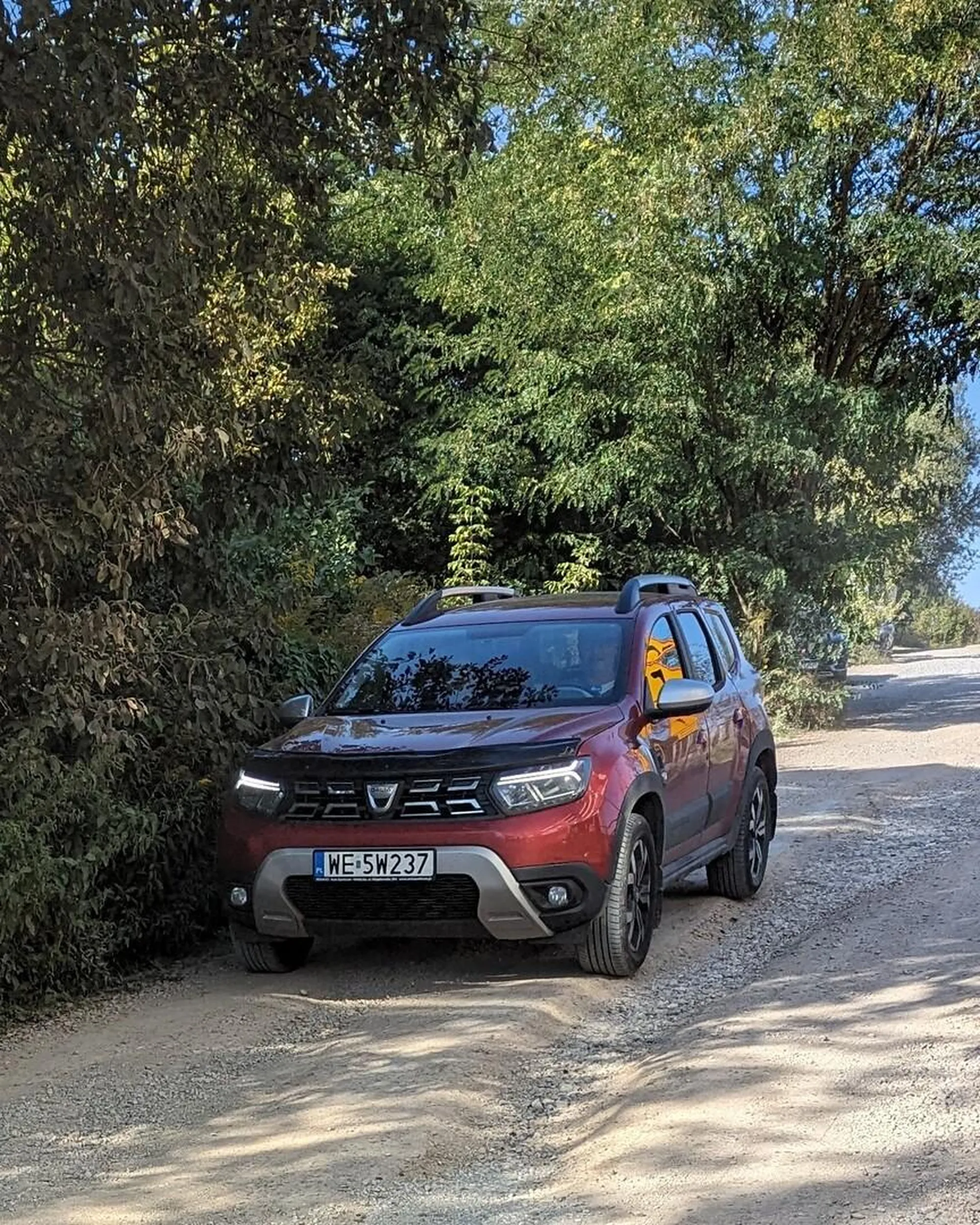 Nie myślący kretyn na drodze. Popisuje się swoją wspaniała Dacia na piasku i kurzu, nie zważając na to że są jedzie parę centymetrów od ludzi. Życzę kierowcy spotkania takiej samej pi*** jaką sam jest.