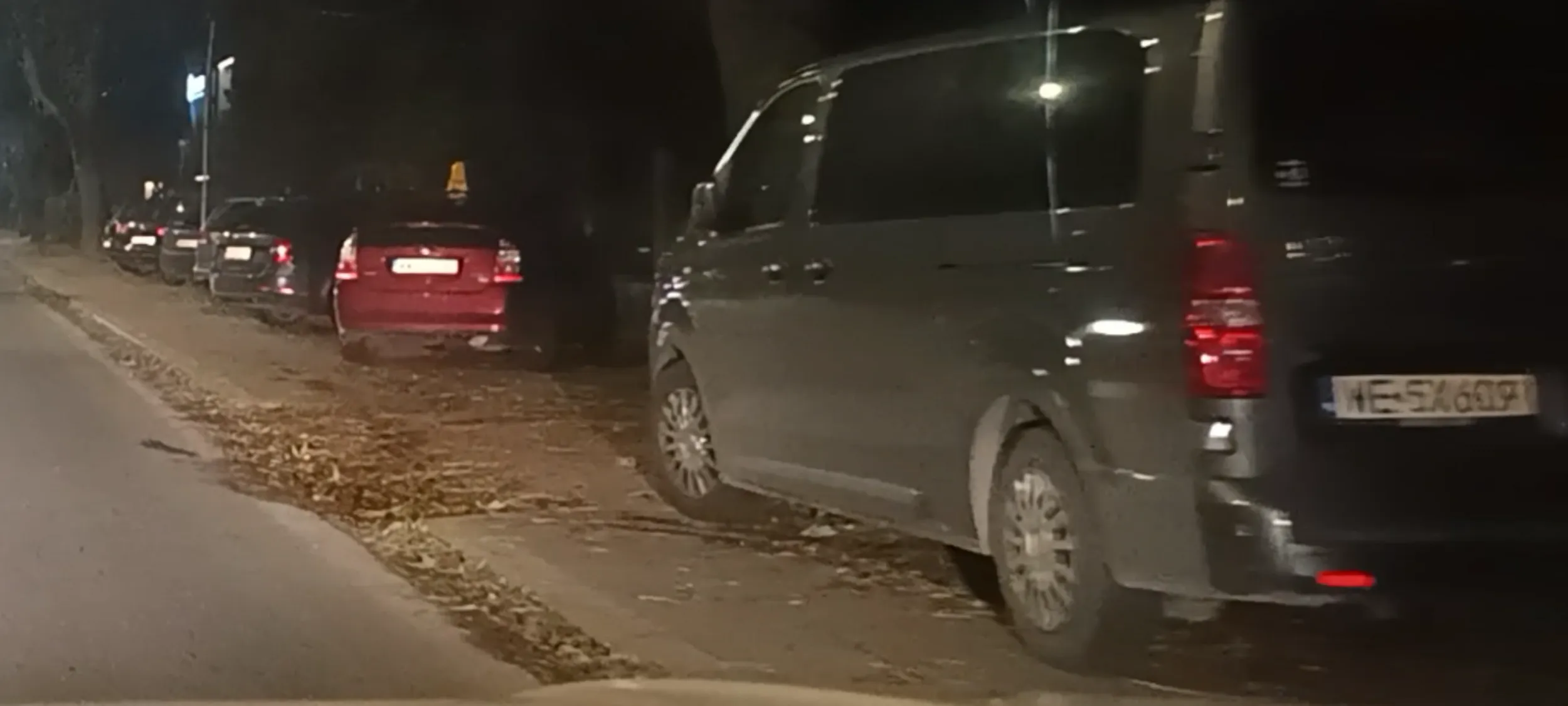 Stary gruchot zaparkowany na chodniku bez szans na bezpieczne przejście dla pieszego. Wacuś, popraw się bo następnym razem film trafi do straży miejskiej.