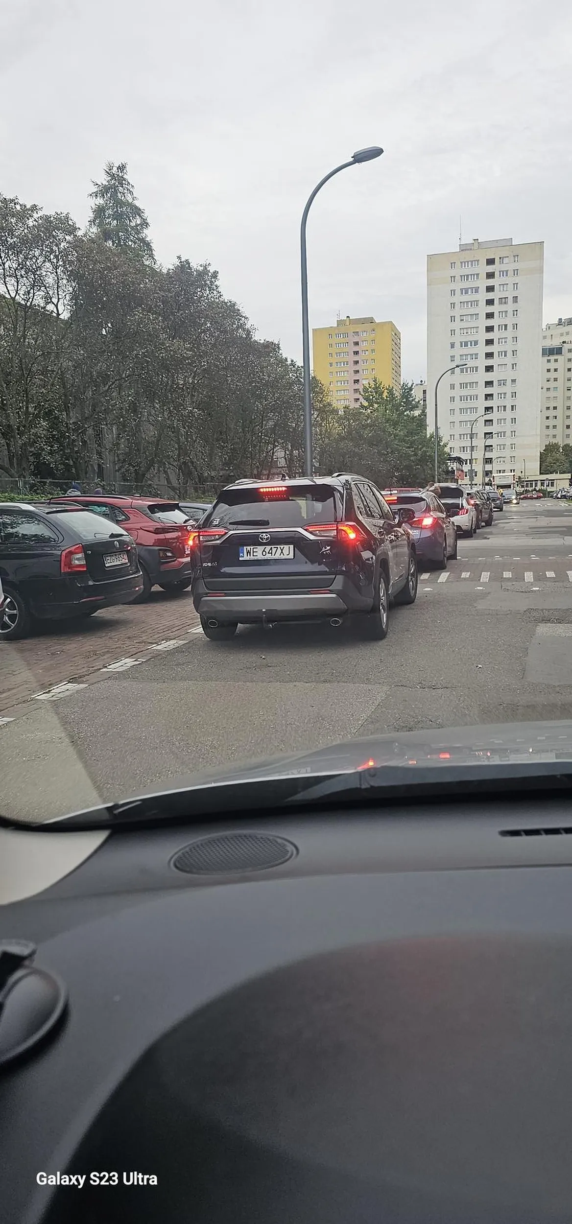 Zmienia pas z lewego na prawy naBukowińskiej bez kierunkowskazu zajeżdżając drogę. Pani po zwróceniu uwagi na taki sposób jazdy stwierdziła że : nie pierwszy raz a obcierki się zdarzają. Cóż. Jak widać w chipsach można znaleźć prawo jazdy.