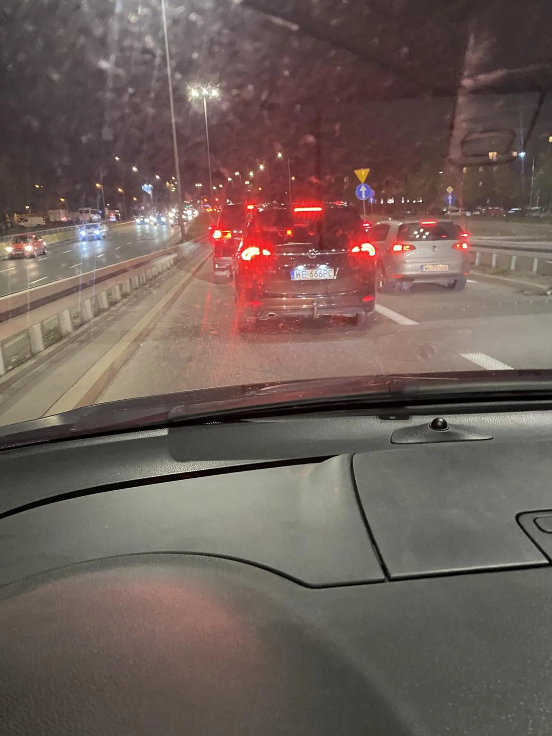 Jedzie prawym kończącym się pasem, ale nie do końca, 4 samochody przed końcem na linii ciaglej, Bezczelnie się wpycha przed maską wjeżdżając po prostu bez zadnego mierunkowskazu, A na koniec pokazuje Fucka kobiecie. Pełna kultura.