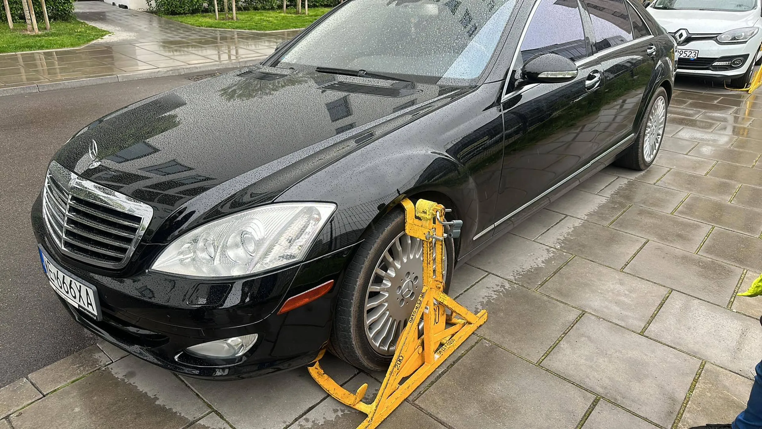 Parkują na zakazie.