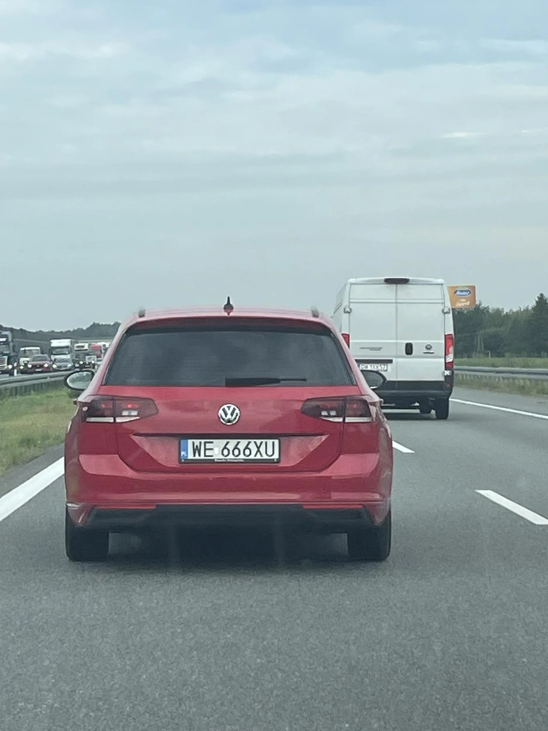 Szeryf w czerwonym Volkswagenie. Daje długimi po lusterku, a później hamuje przed maską.