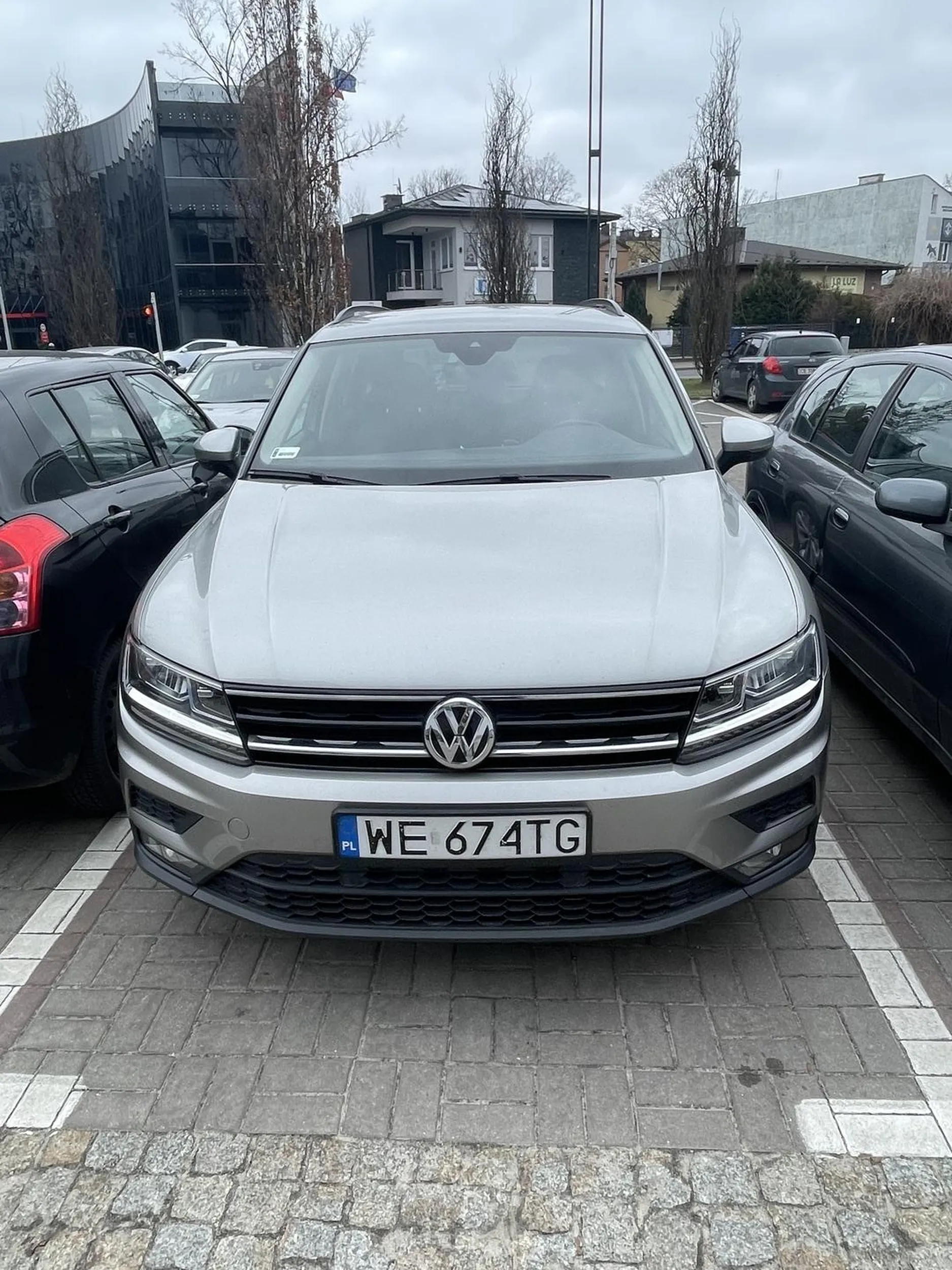 Babsko nie umie parkować,obija inne auta