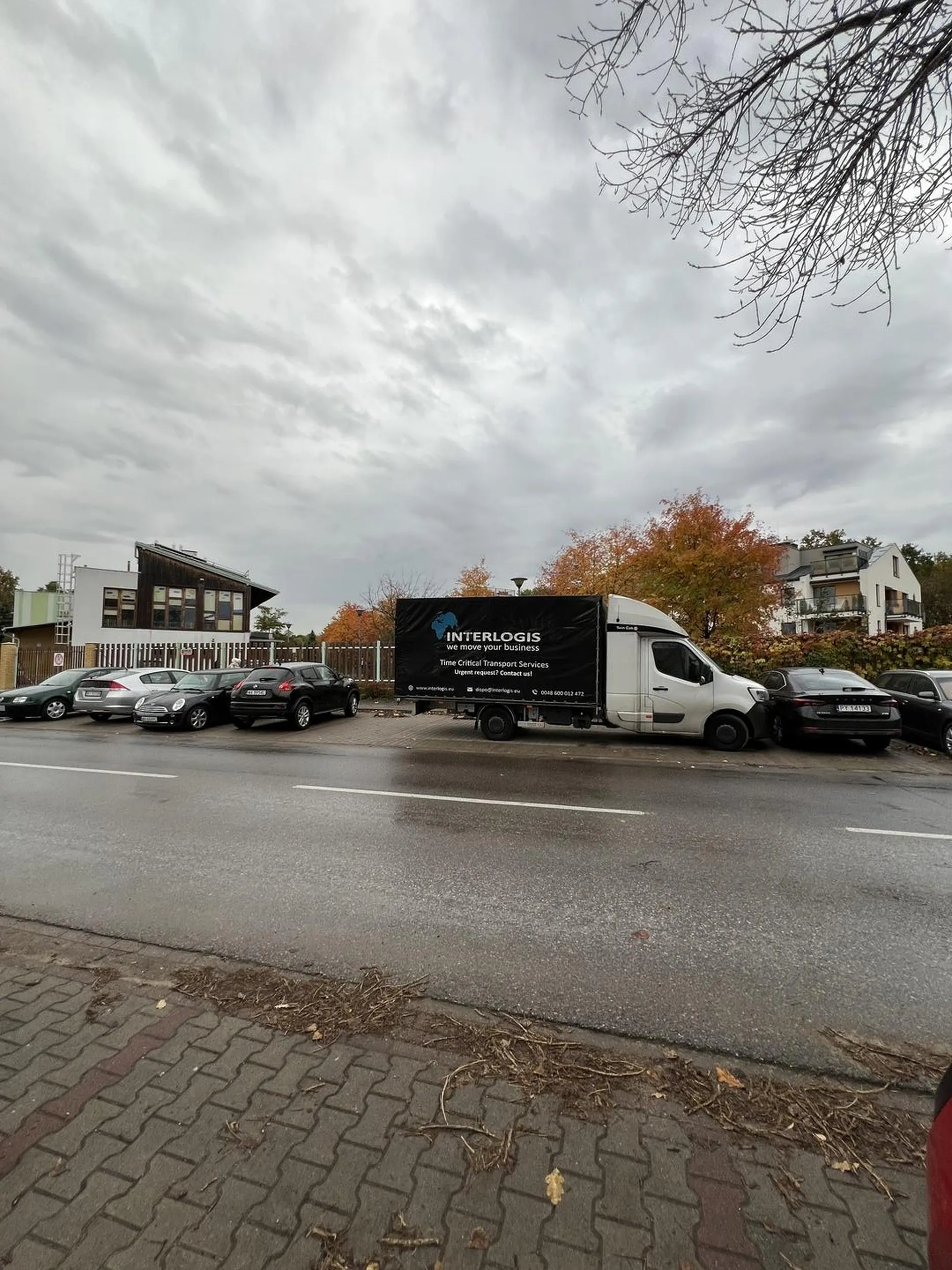 31.10.2023 godz. 8:30 Dostawczak firmy Interlogis zajmuje 4 miejsca postojowe (i blokuje drzwi auta na piątym miejscu) pod publicznym żłobkiem i przedszkolem przy ul. Strumykowej 18 w Warszawie. Miejsca bardzo oblegane i niezbędne rodzicom przywożącym dzieci. Jakim trzeba być ignorantem lub po prostu chamem by tak postawić samochód w takim miejscu? Jeśli to darmowa reklama to brawa dla firmy…