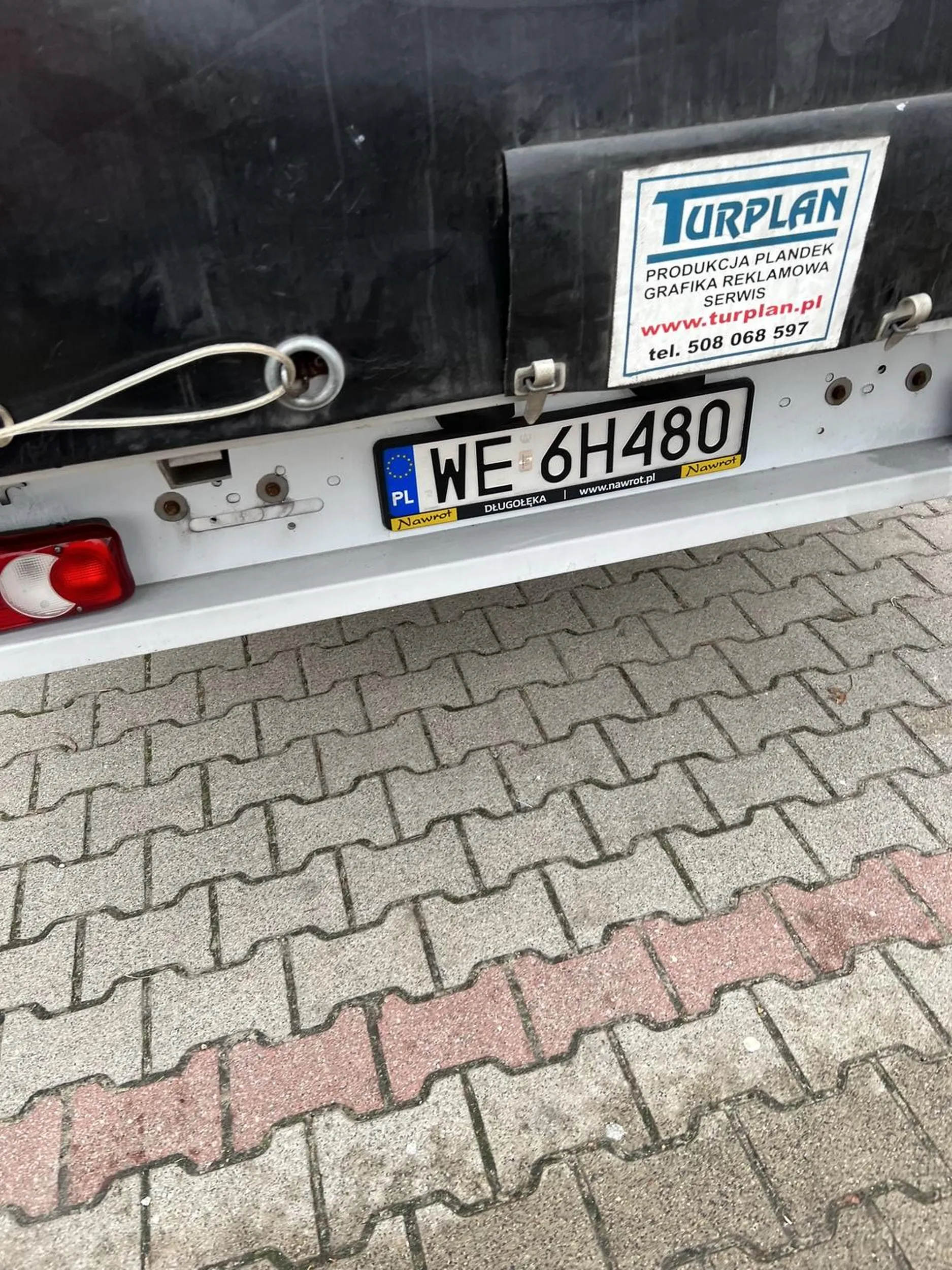 31.10.2023 godz. 8:30 Dostawczak firmy Interlogis zajmuje 4 miejsca postojowe (i blokuje drzwi auta na piątym miejscu) pod publicznym żłobkiem i przedszkolem przy ul. Strumykowej 18 w Warszawie. Miejsca bardzo oblegane i niezbędne rodzicom przywożącym dzieci. Jakim trzeba być ignorantem lub po prostu chamem by tak postawić samochód w takim miejscu? Jeśli to darmowa reklama to brawa dla firmy…