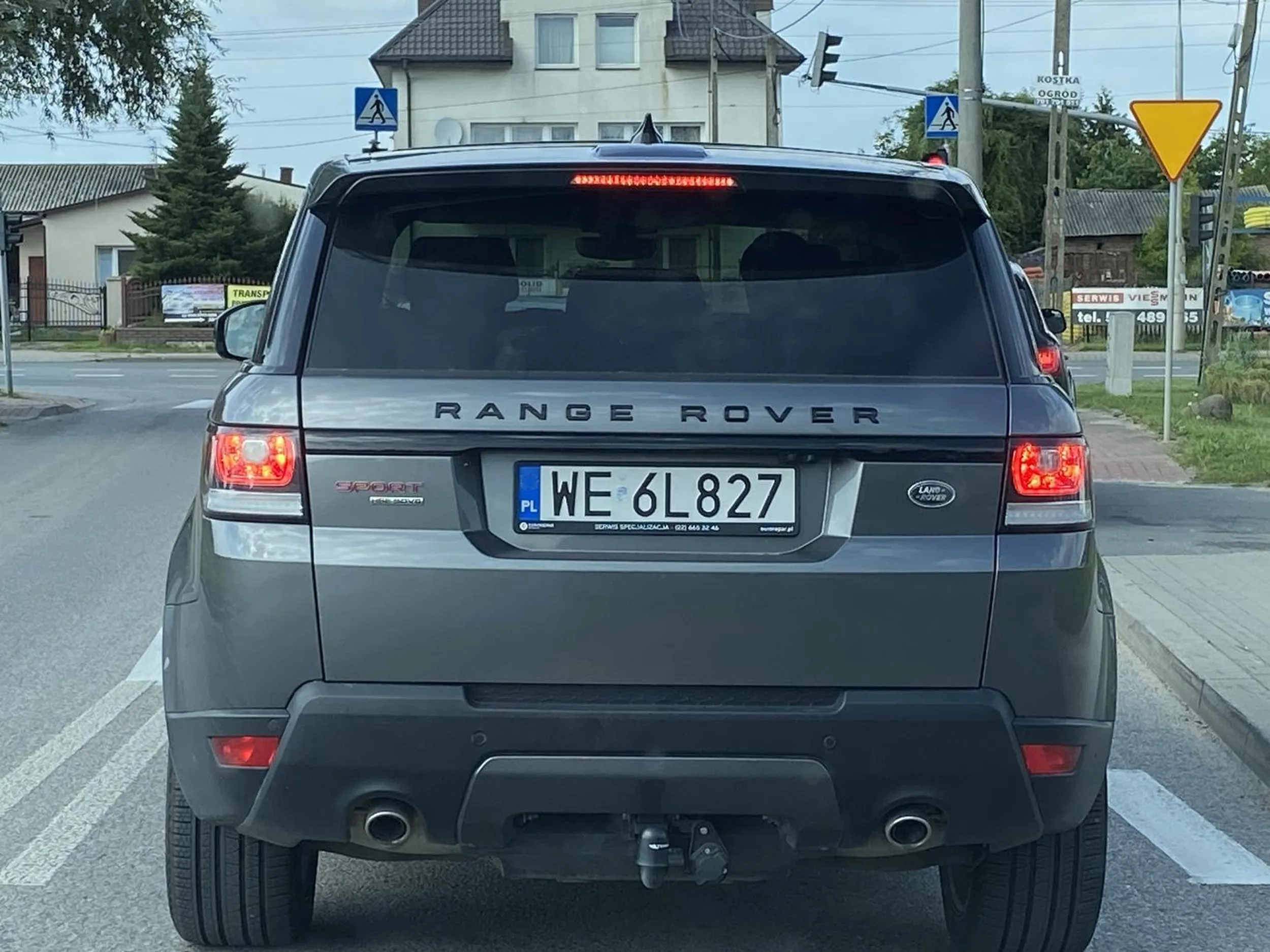 Kierowca wyprzedza kolumne samochodow jadacych z przepisowa predkoscia w terenie zabudowanym i bez kieunkowskazu zaczyna probowac spychac z jezdni pierwszego z kolumny. Zajezdza mu droge. Pozniej kontynuuje jazde zmieniajac pasy rowniez nie uzywajac kierunkowskazow. Taki bezczelny typ z aroganckim stylem jazdy , kwestia czasu kiedy sie dorobi wycieczki do rowu.