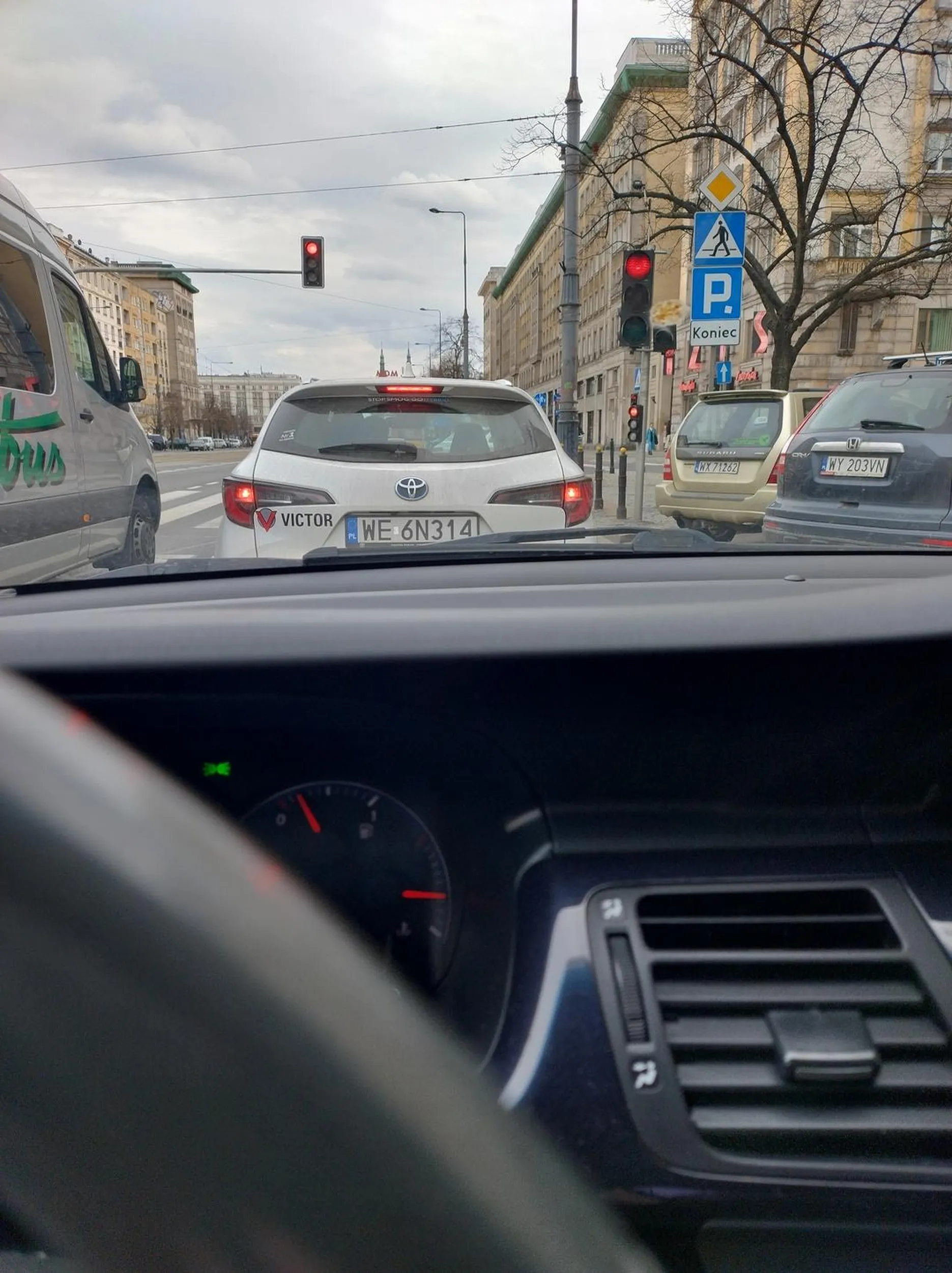 Wymusza pierwszeństwo, gada przez telefon, skręca bez kierunków, zajeżdża drogę