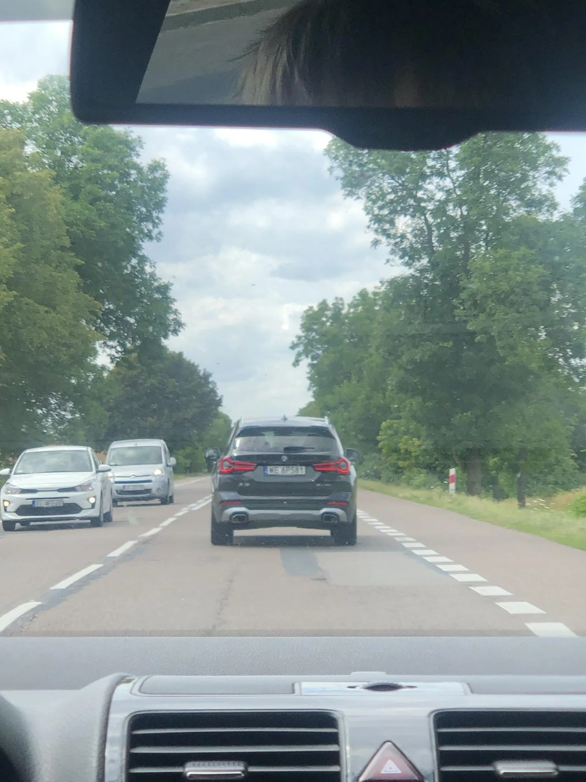 Bardzo kulturalny kierowca, oby wiecej takich na drodze.