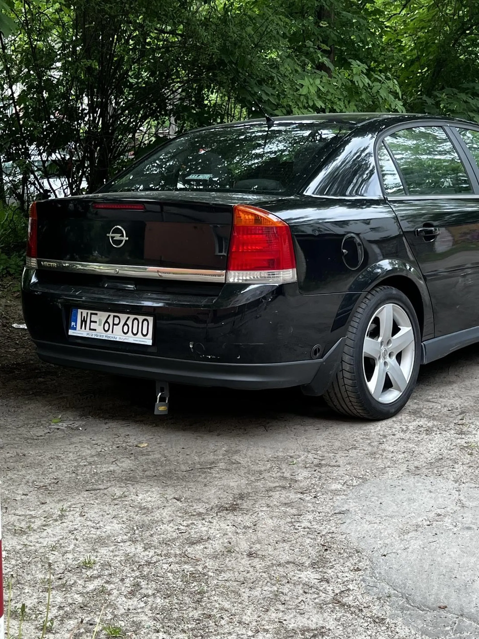 Jeździ oplem z zaczepiona kłódką do zderzaka