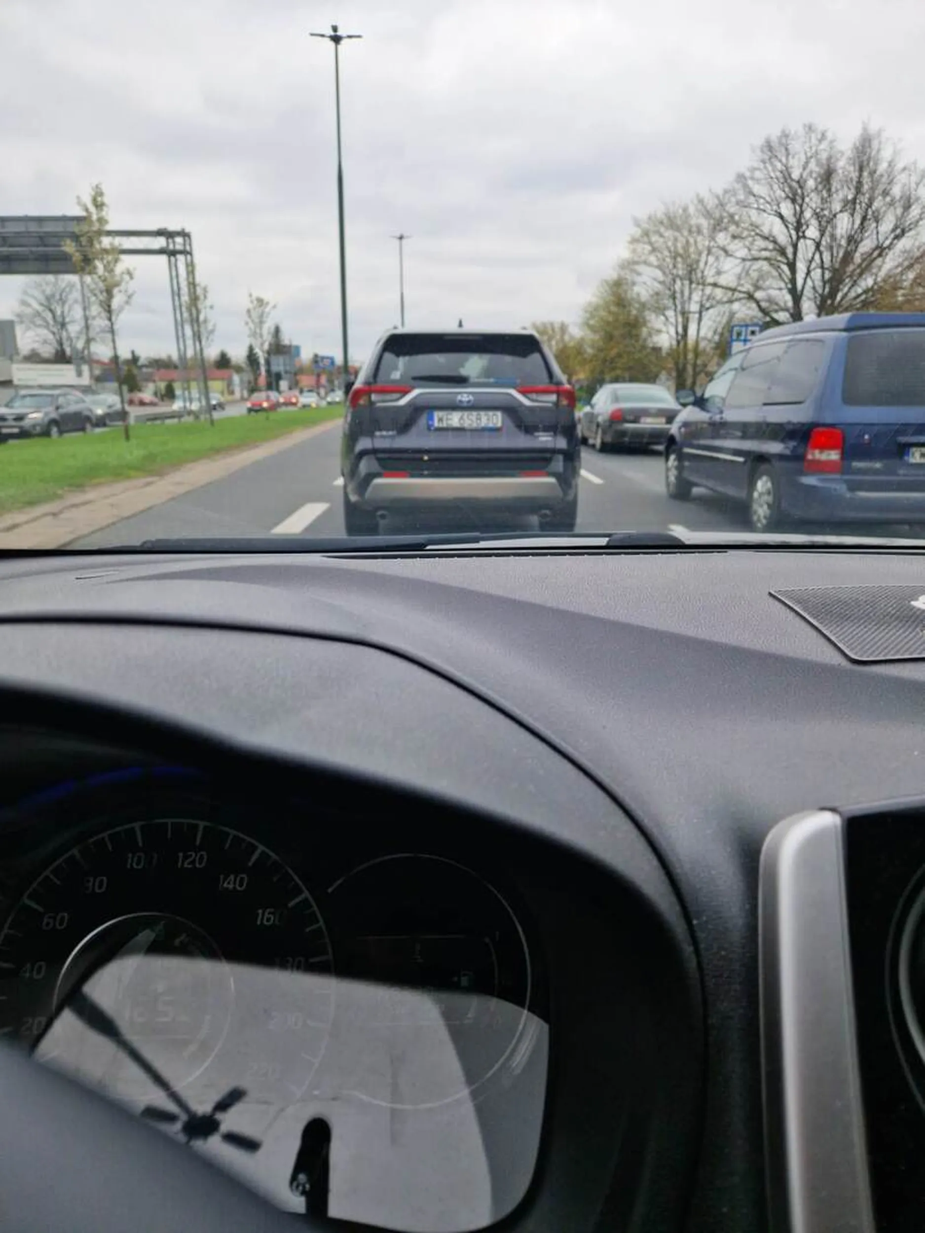 Afroamerykański pirat drogowy. Wymusił pierwszeństwo po czym zajeżdżał drogę niezadowolony że ktoś na niego trombi. Na koniec założył czapkę i kominiarkę i próbował zatrzymać mój samochód. Takich kryminalistów z miejsca trzeba zamykać!