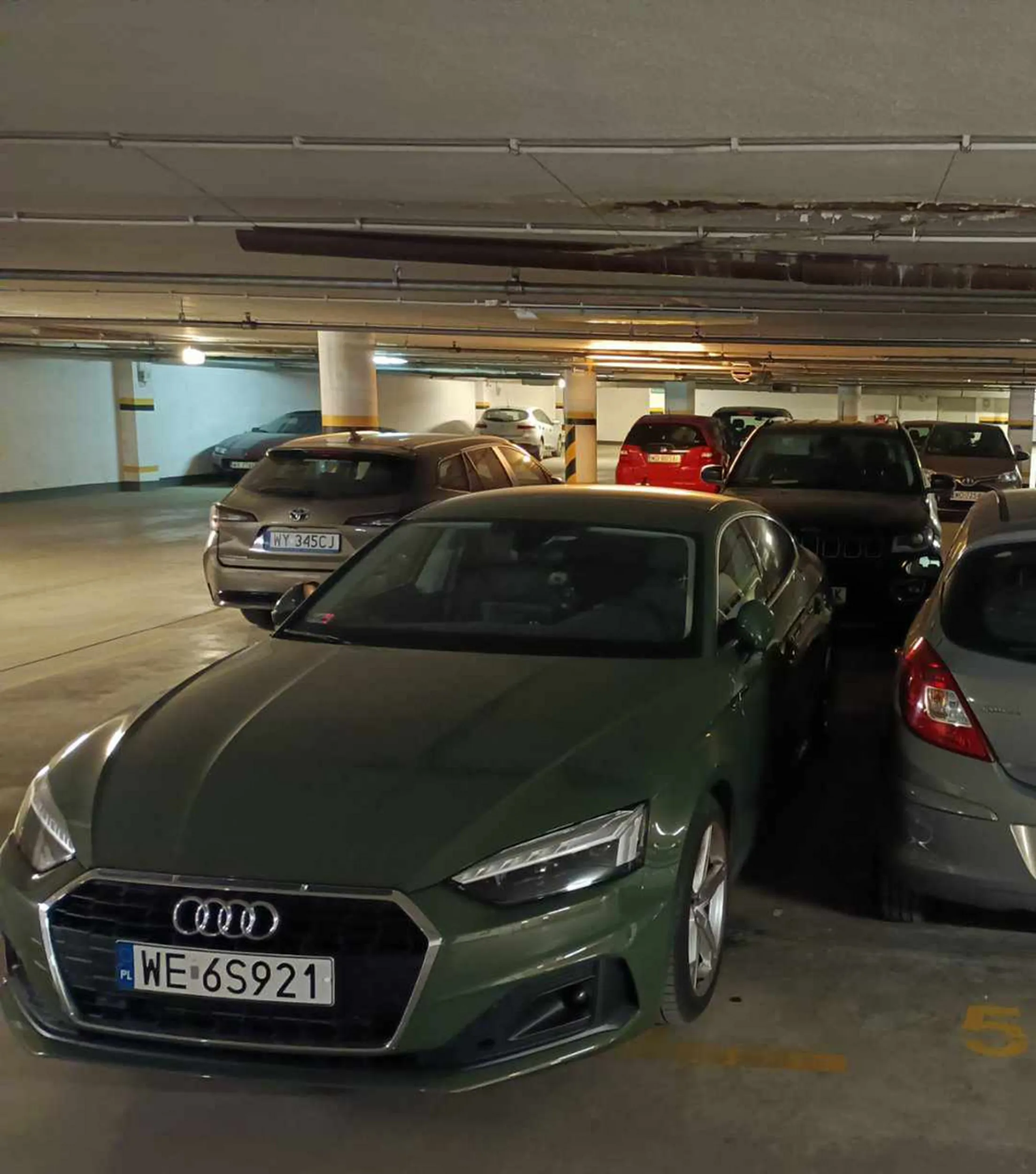 Typ ewidentnie nie umie parkować, za każdym razem obij mi drzwi