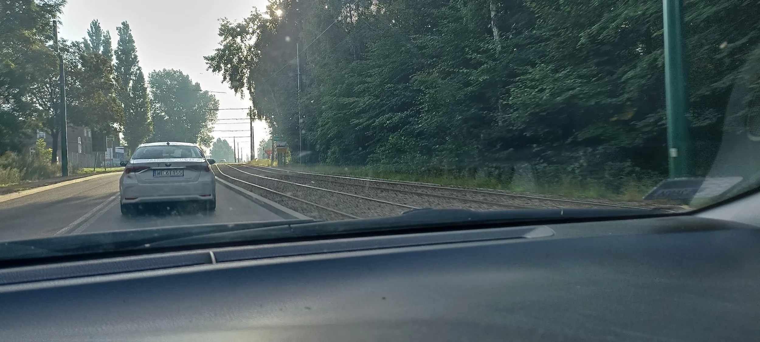 Oto przykład jazdy na stopie jedzie na zielonym się zatrzymuje na drodze z pierszeństwem się zatrzymuje i stoiiiiiii Chorera wie o co mu chodzi... Jest sobota więc podejrzewam że imbecyl jest po przepiciu lub tak jeżdżą kierowcy Tmobile .... Uważać bo być może nie zna przepisów