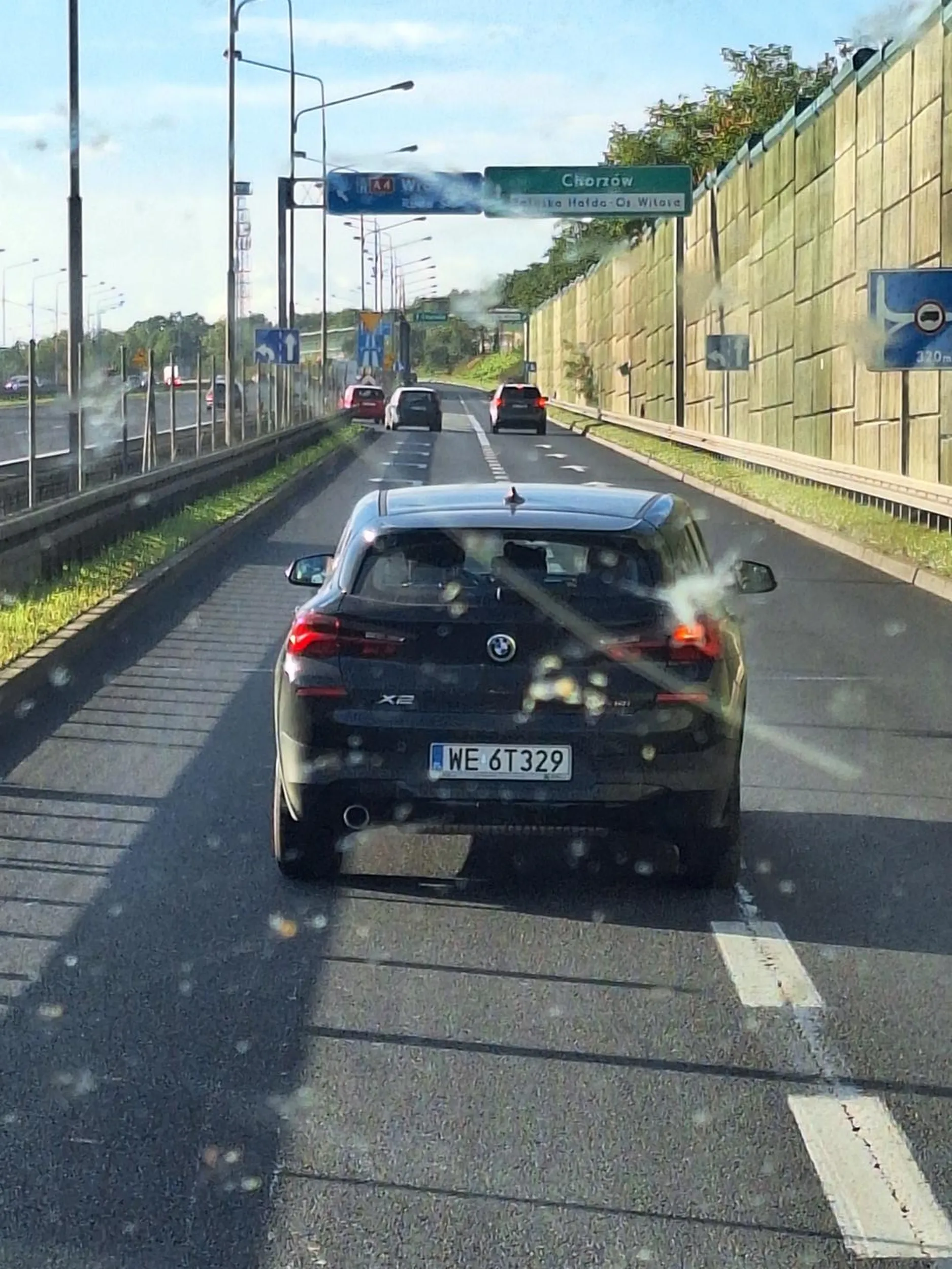 Koleś wyprzedza prawym pasem, zajeżdża drogę wyhamowując autobus. Prawo jazdy wygrane w chipsach, brawo.