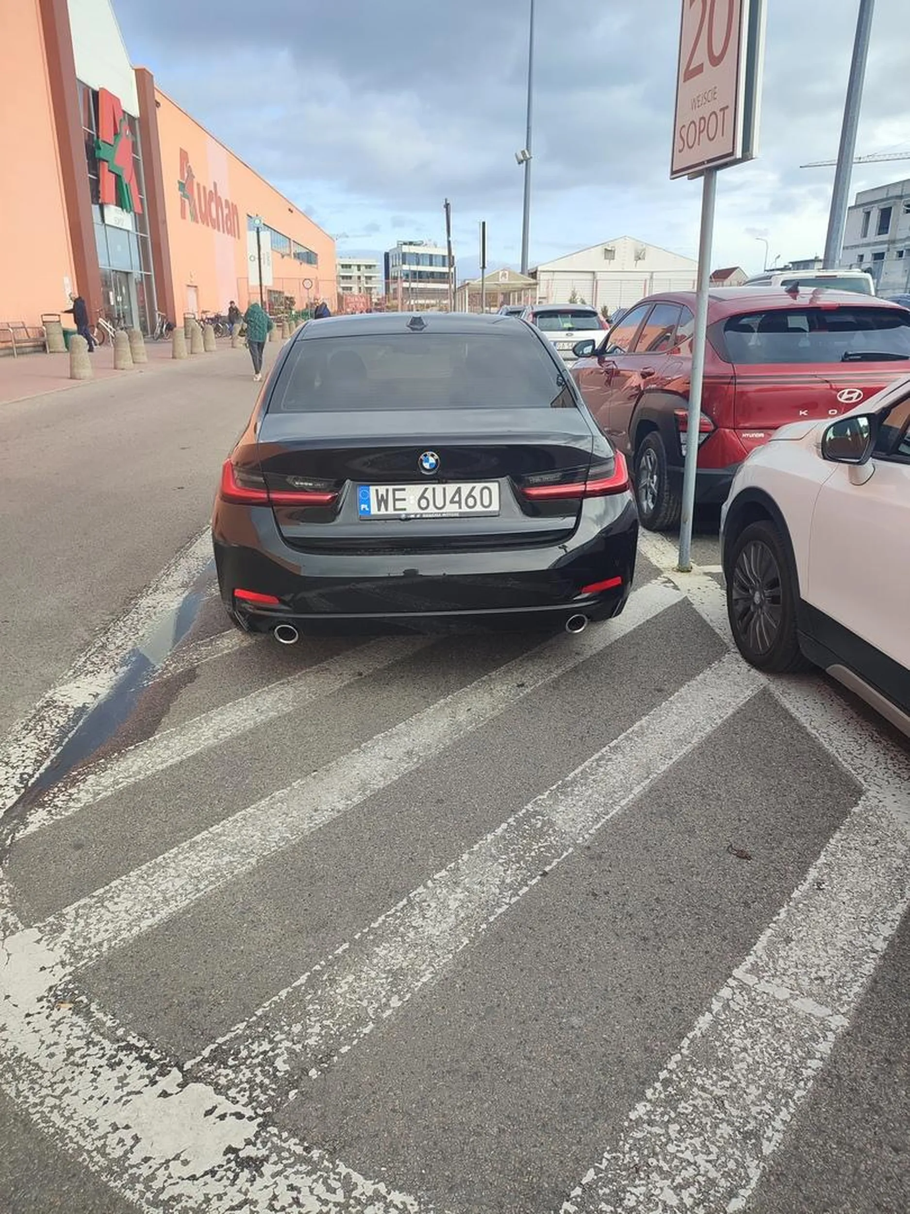 Na parkingu wolne miejsca ale kierowca BMW ma swoją wizję świata.