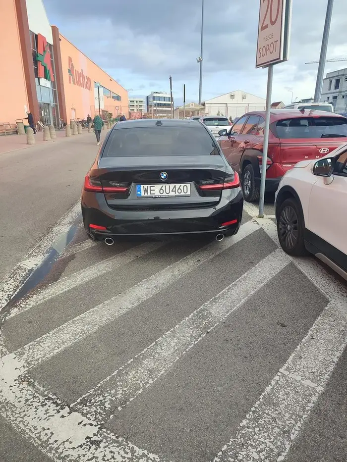 Na parkingu wolne miejsca ale kierowca BMW ma swoją wizję świata.