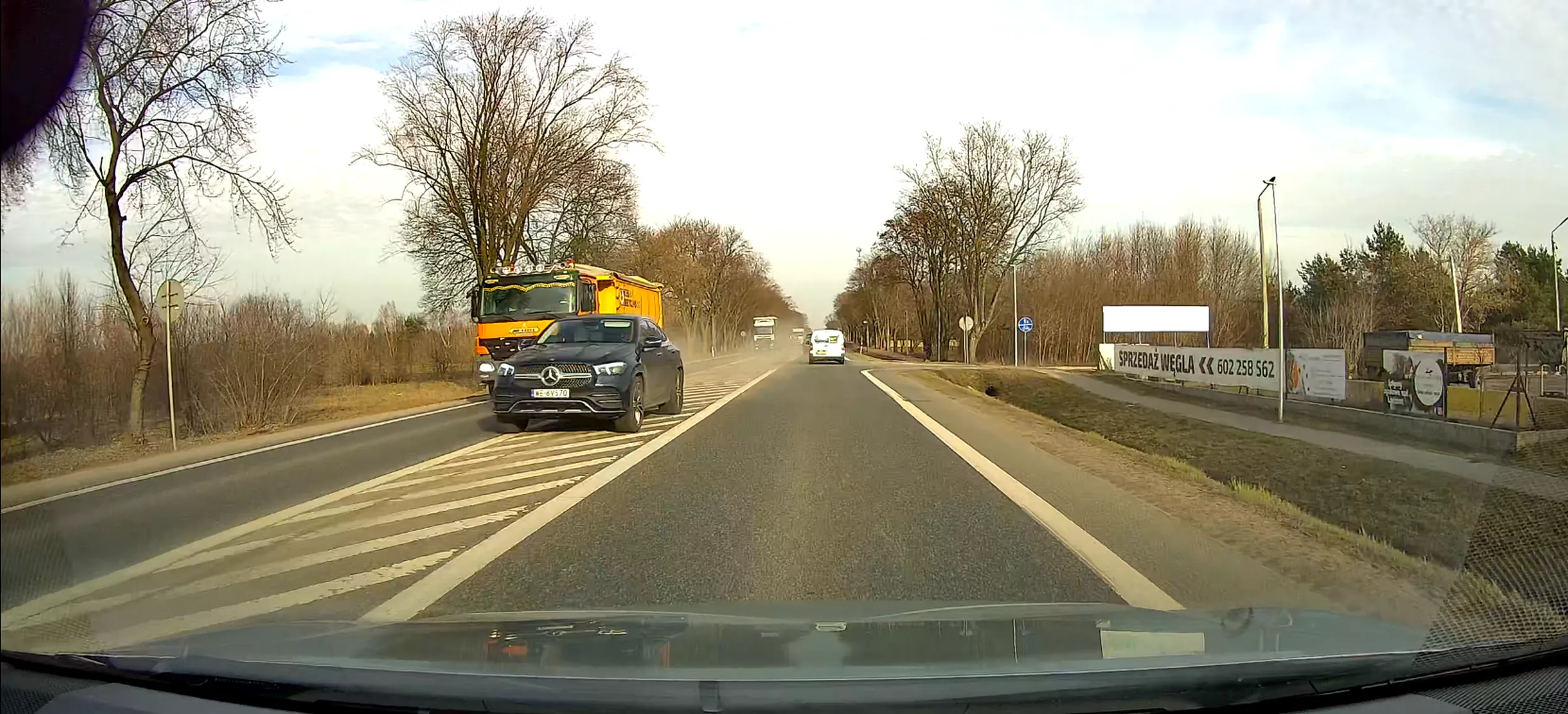 Wyprzedzanie po wysepce, tylko wysepka się zwęziła i trzeba było spychać auta z naprzeciwka.