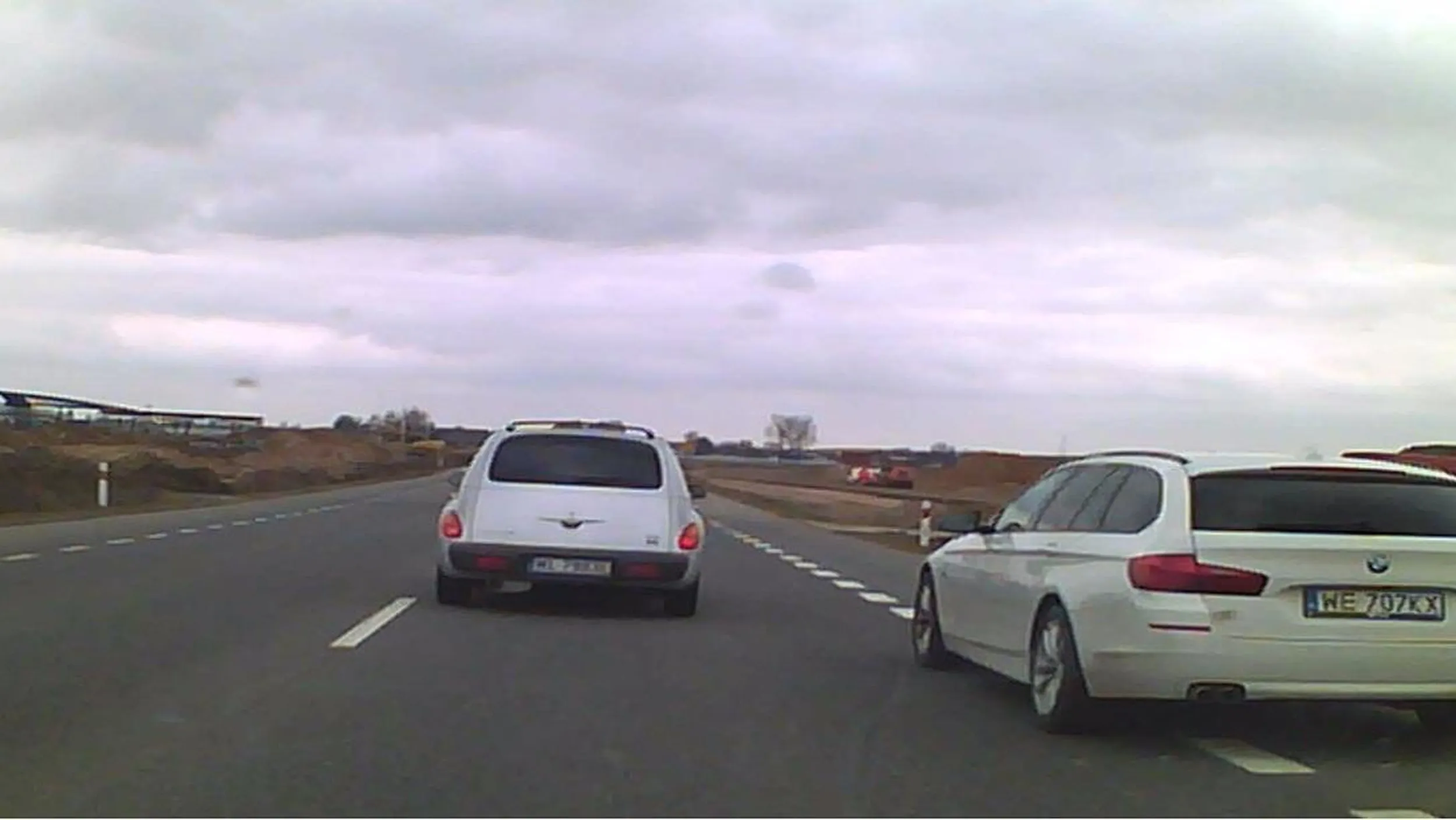 Jakiś małolat za kierownicą co nie potrafi włączyć się do ruchu i wymusza pierwszeństwo.