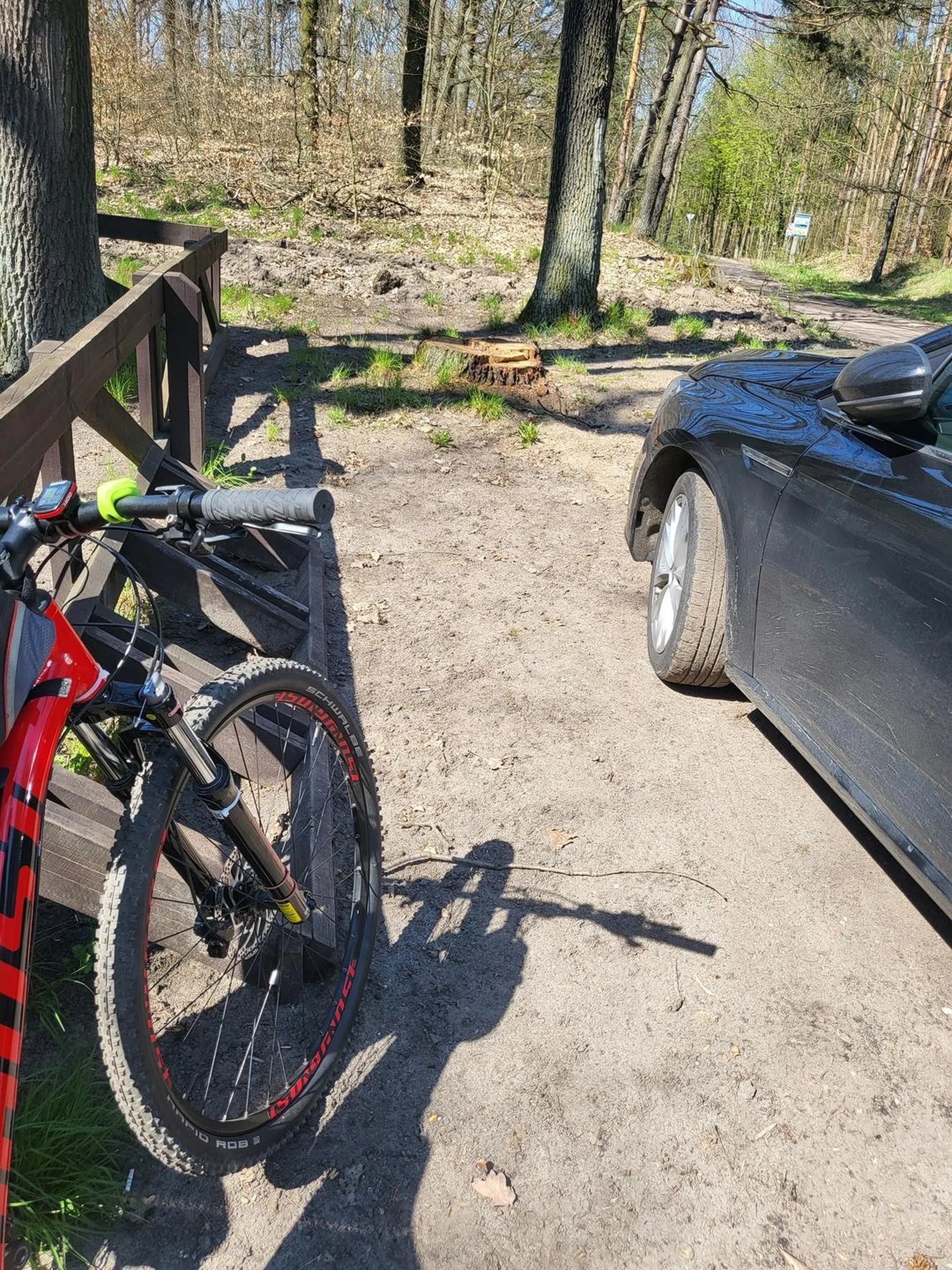 Parkuje przy stojaku na rowery w lesie...