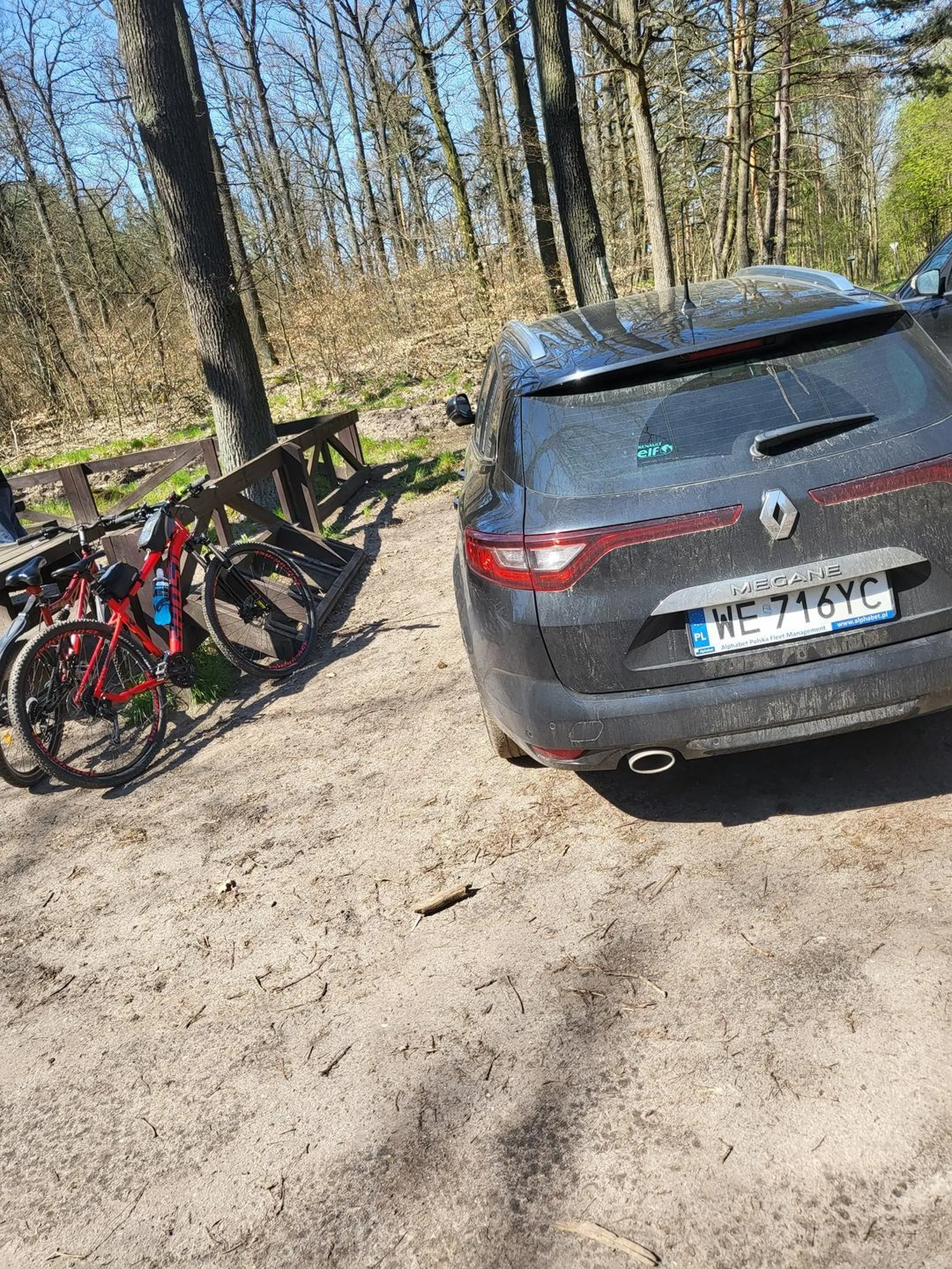 Parkuje przy stojaku na rowery w lesie...