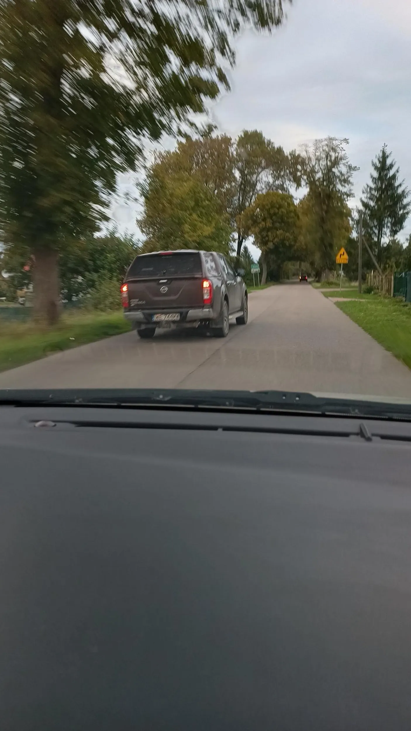 Kolejny mistrz kierownicy który nie potrafi wyjechać o czasie i wyprzedza na wsi. Auto to Nissan Navara.