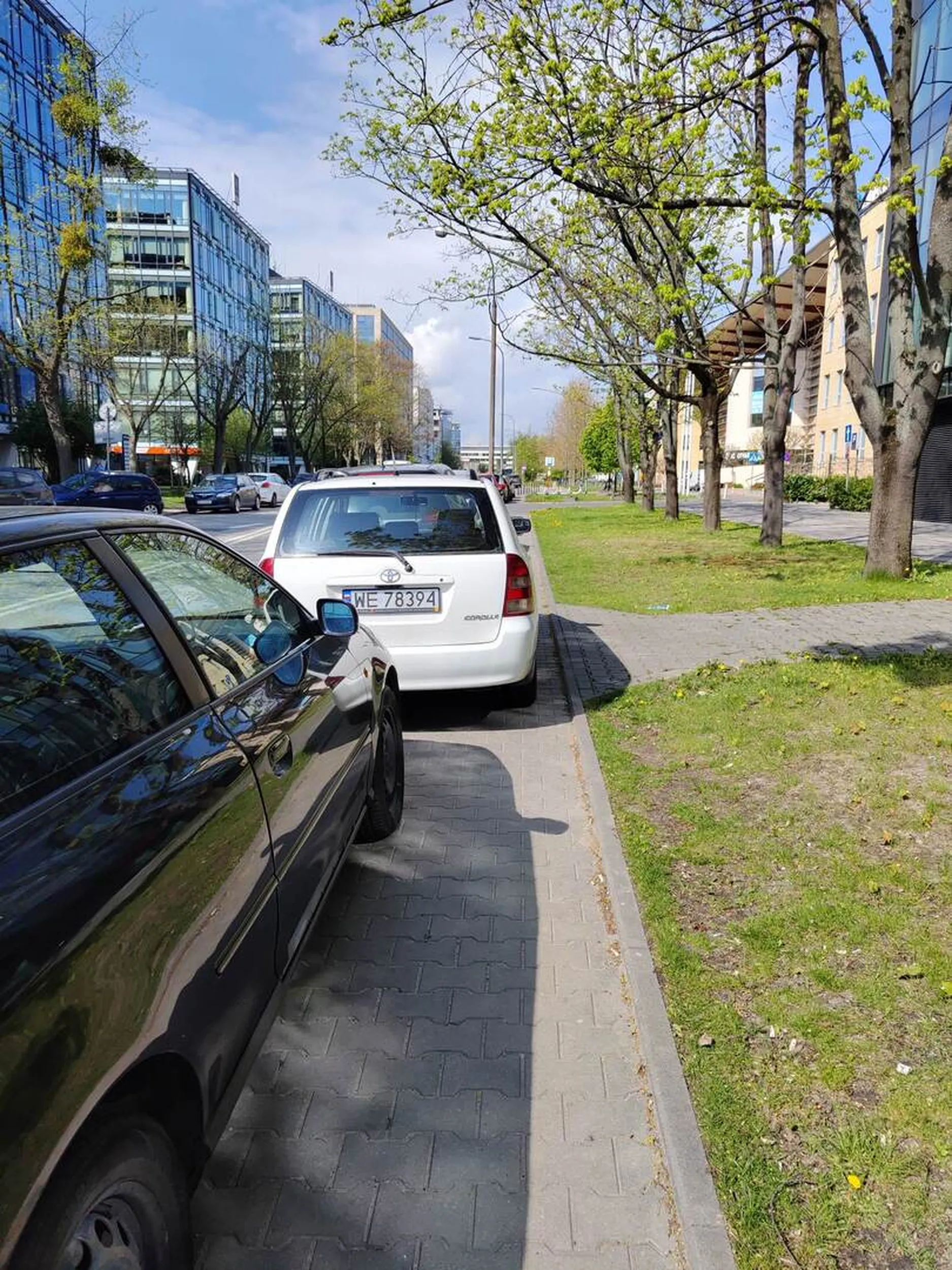 Piękne parkowanie na chodniku przy ulicy Domaniewskiej 48...