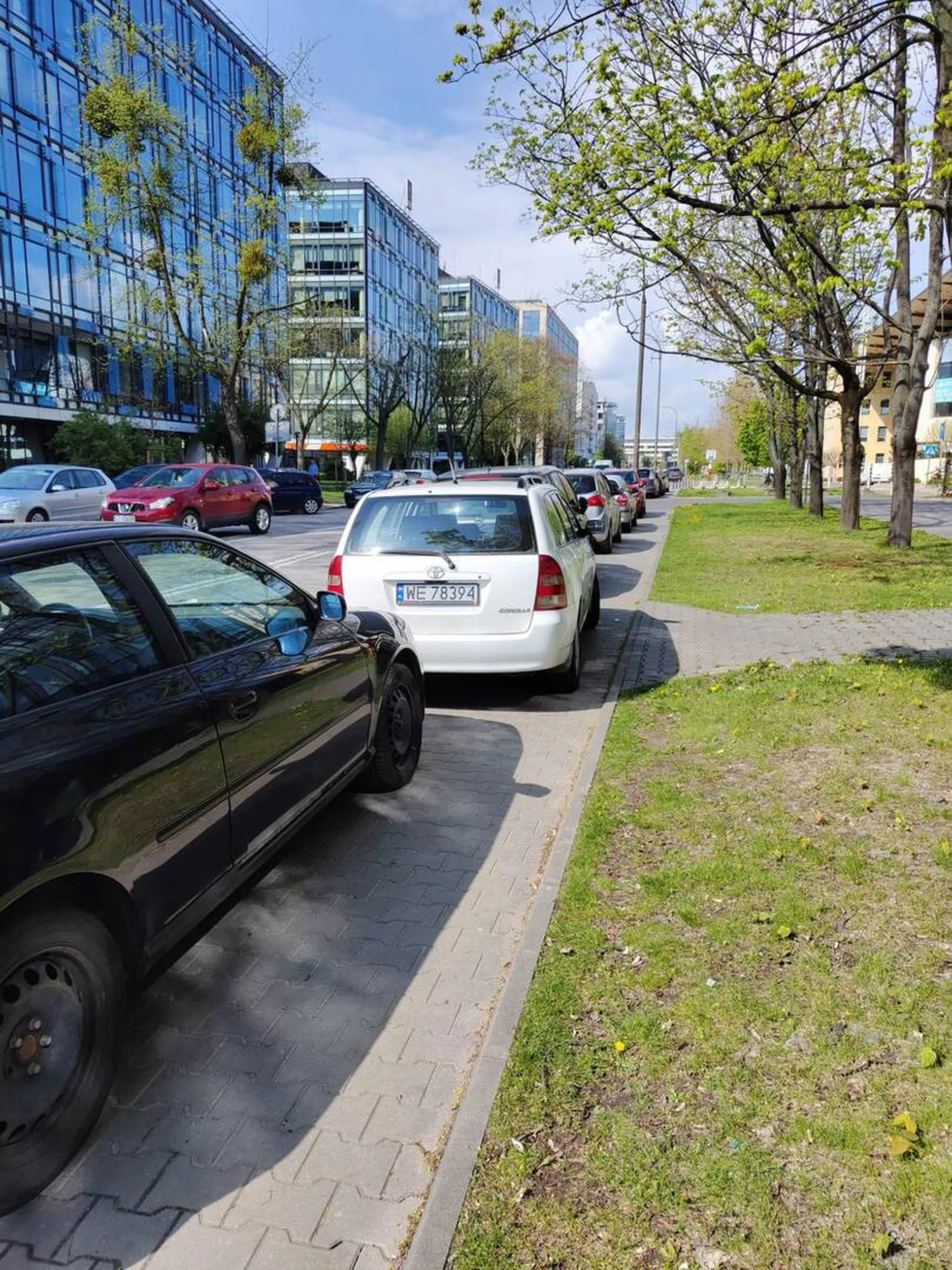 Piękne parkowanie na chodniku przy ulicy Domaniewskiej 48...