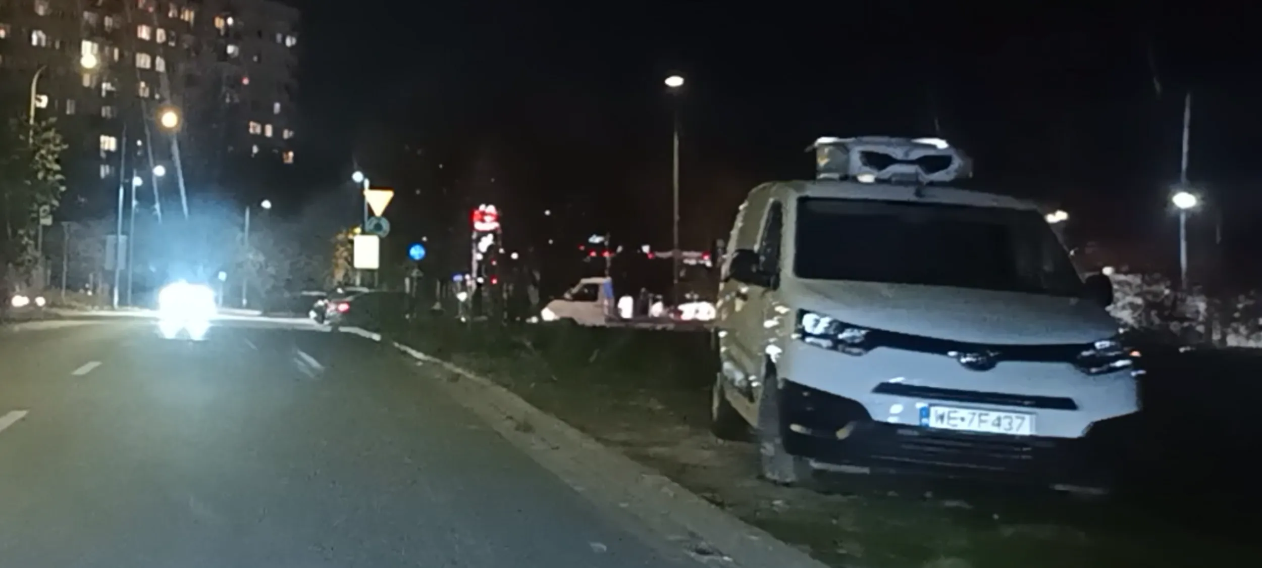 Kierowca zniszczył krzewy zasądzone przy ulicy i zaparkował na nich na trawie. Chamstwo straszne.