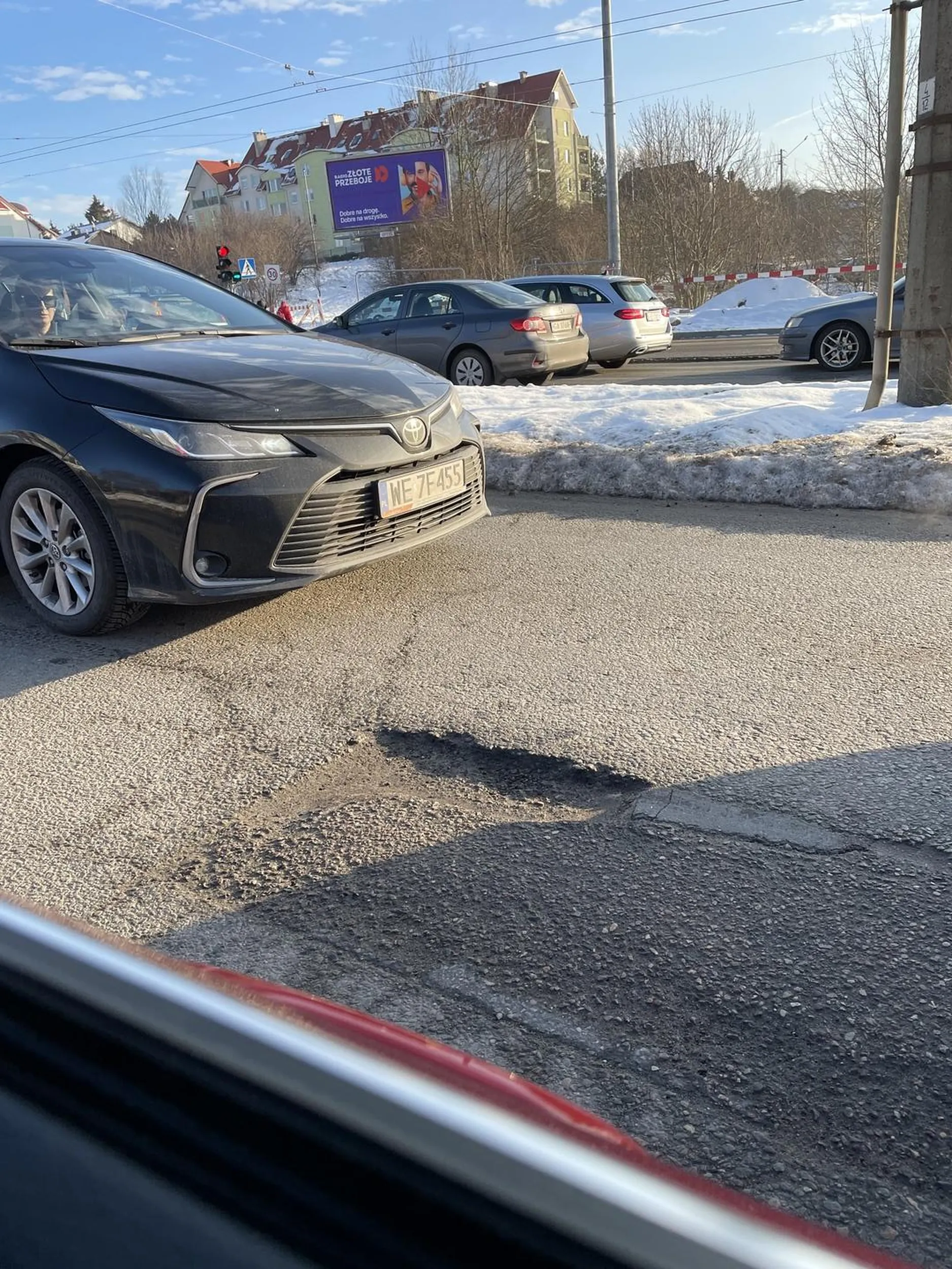 Nastepnym razem paniusiu wysiade do Ciebie i ten Twoj srodkowy palec wsadzis sobie tam gdzie swiatlo nie dociera! Wjezdzasz na skrzyzowanie na czerwonym i jeszcze z morda skaczesz?? Zdejmij te ciemne okulary bo chyba slonko przygrzalo!! Nastepnym razem ktos nie zahamuje i skonczysz jako inwalidka!