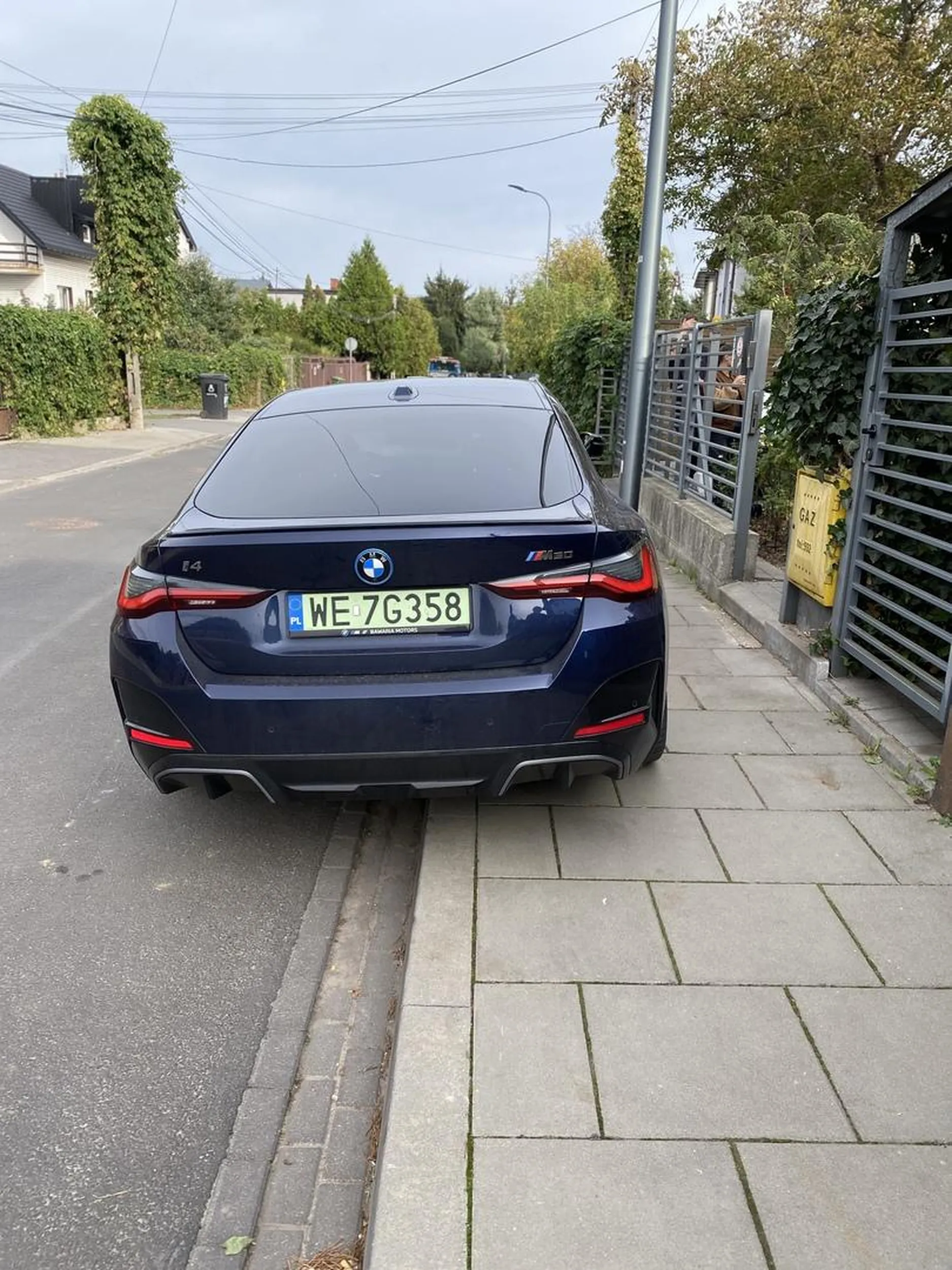 Bez komentarza, śmieci nie zabrali bo szef szos musiał zaparkować na ponad połowie chodnika