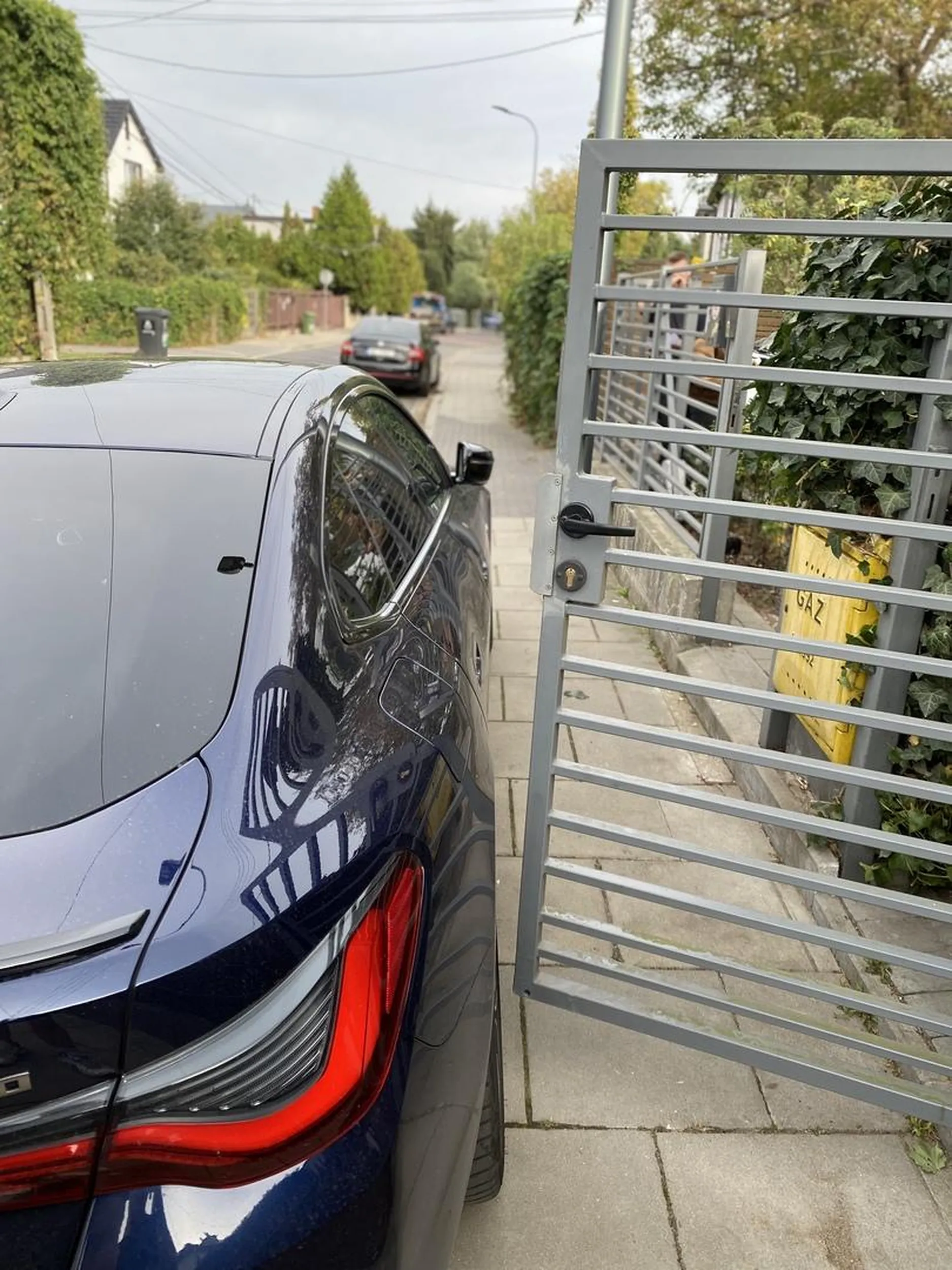 Bez komentarza, śmieci nie zabrali bo szef szos musiał zaparkować na ponad połowie chodnika