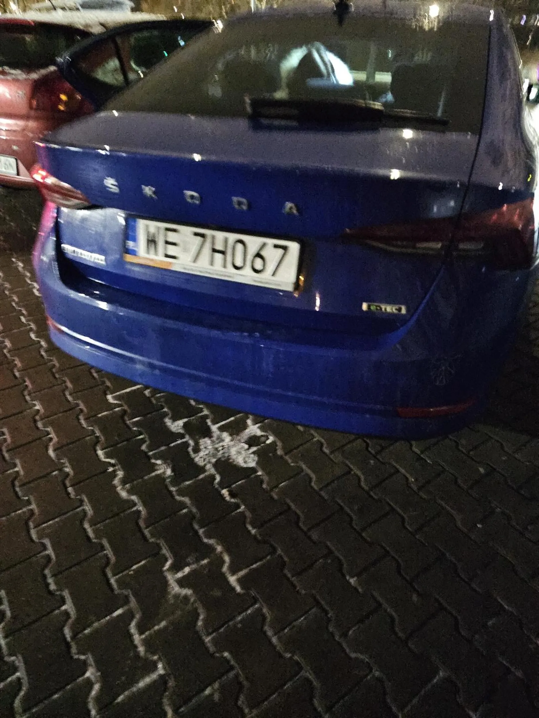 Kolejna Karyna która myśli że cały świat jest jej i ma pretensje że ktokolwiek obok niej zaparkował i ma za mało miejsca.