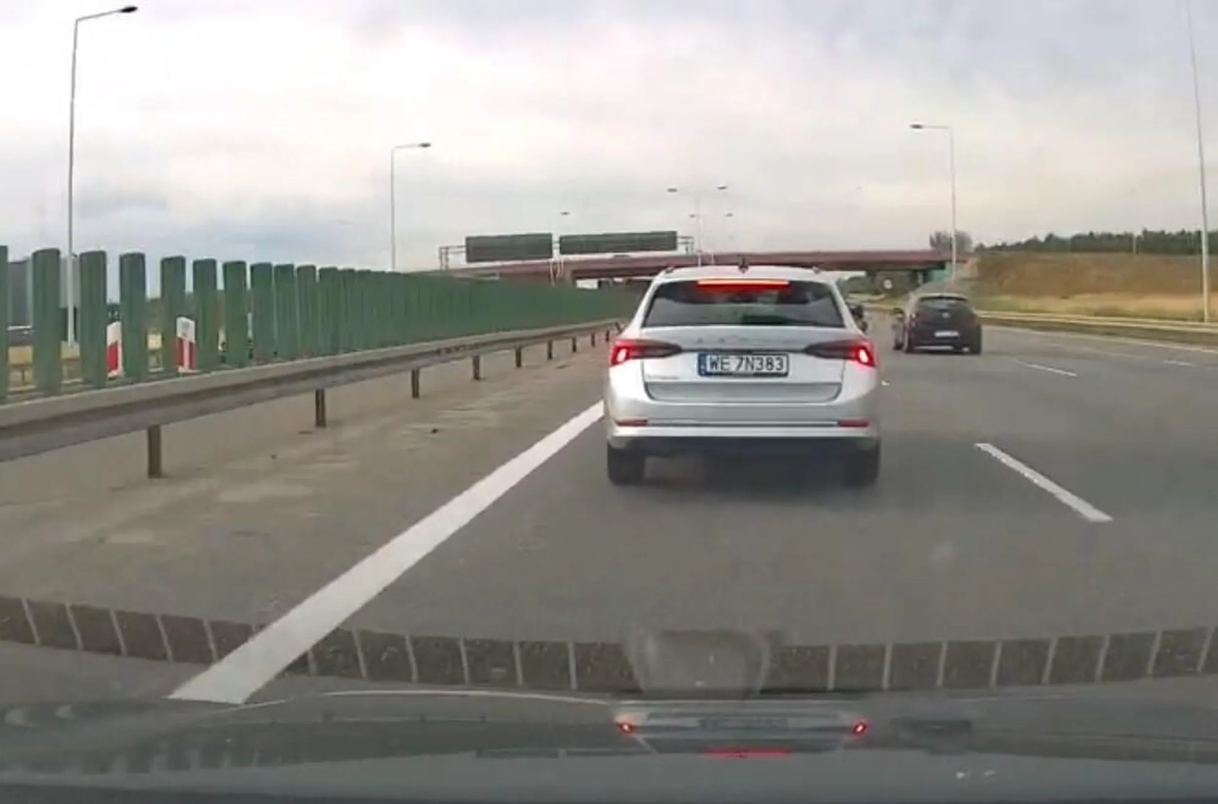 W dniu 23.07.2023 w okolicach godziny 18:00 na autostradzie A8 (Autostradowa Obwodnica Wrocławia) kierujący pojazdem Skoda Octavia o numerze rejestracyjnym WE7N383 wielokrotnie umyślnie naruszał przepisty ruchu drogowego, powodując zagrożenie bezpieczeństwa w ruch drogowym. Kierujący "spychał" pojazdy prawidłowo poruszające się lewym pasem jezdni, będące w trakcie wyprzedzania innych pojazdów, poprzed podjeżdżanie bezpośrednio pod zderzak przy prędkości 120km/h. Kierujący wjeżdżał również bezpośrednio przed pojazdy poruszające się lewym skrajnym pasem jezdni. będące w trakcie wyprzedzania, zmuszając innych kierujących do hamowania. Ta tym odcinku drogi obowiązuje maksymalna dopuszczalna prędkość 120 km/h.