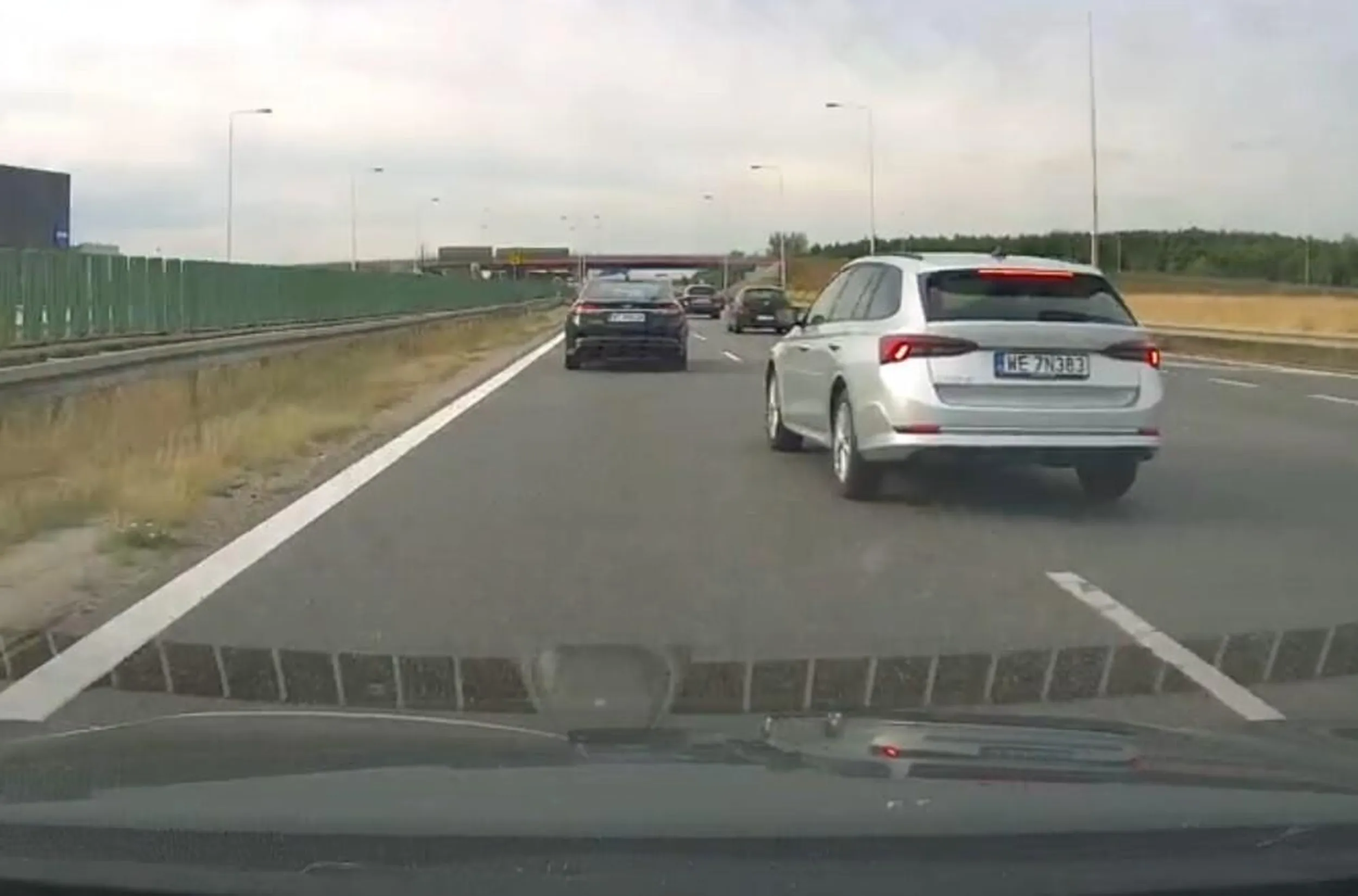 W dniu 23.07.2023 w okolicach godziny 18:00 na autostradzie A8 (Autostradowa Obwodnica Wrocławia) kierujący pojazdem Skoda Octavia o numerze rejestracyjnym WE7N383 wielokrotnie umyślnie naruszał przepisty ruchu drogowego, powodując zagrożenie bezpieczeństwa w ruch drogowym. Kierujący "spychał" pojazdy prawidłowo poruszające się lewym pasem jezdni, będące w trakcie wyprzedzania innych pojazdów, poprzed podjeżdżanie bezpośrednio pod zderzak przy prędkości 120km/h. Kierujący wjeżdżał również bezpośrednio przed pojazdy poruszające się lewym skrajnym pasem jezdni. będące w trakcie wyprzedzania, zmuszając innych kierujących do hamowania. Ta tym odcinku drogi obowiązuje maksymalna dopuszczalna prędkość 120 km/h.