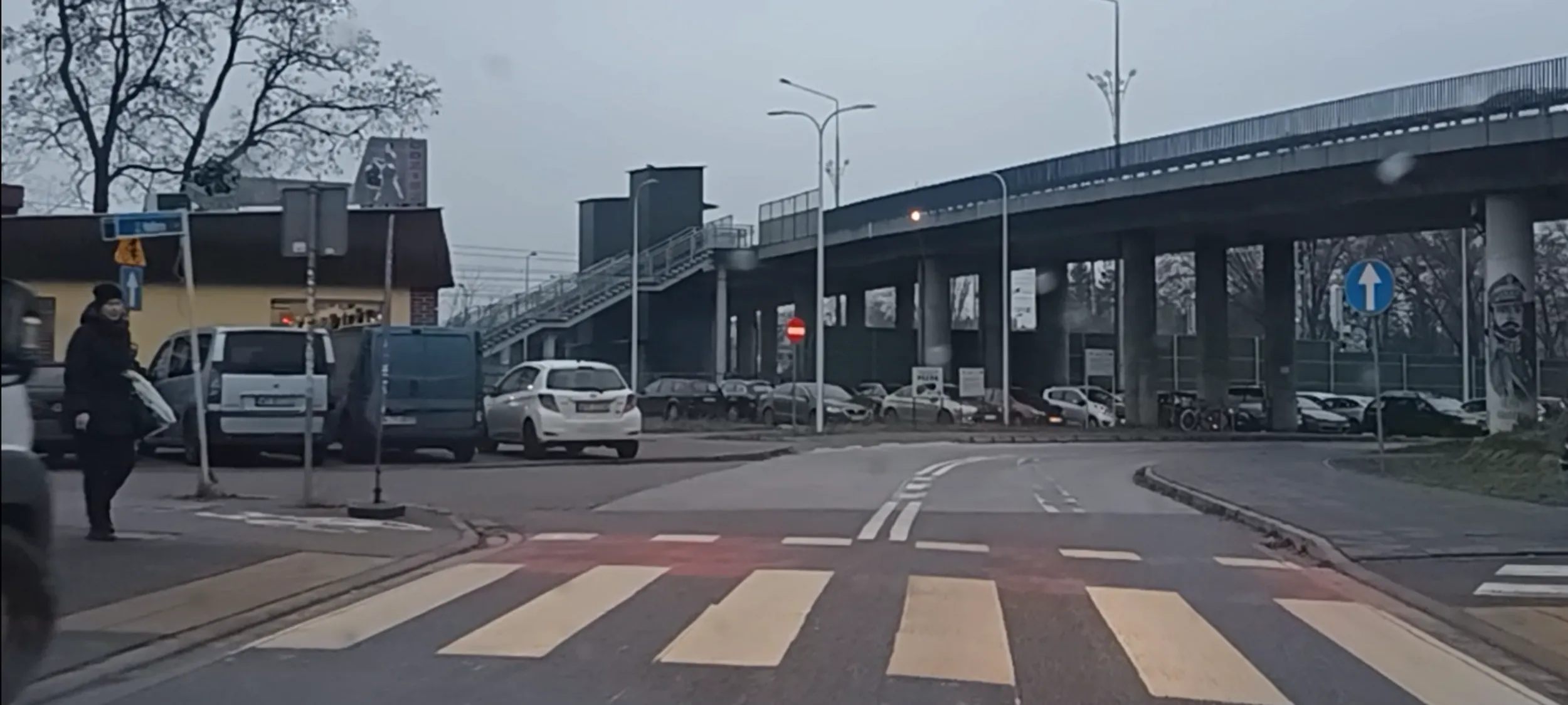 Złom parkuje przed samym przejsciu dla pieszych i nie widać jak wychodzą zza tego zlomu. Mandat bym mu dał bez wahania