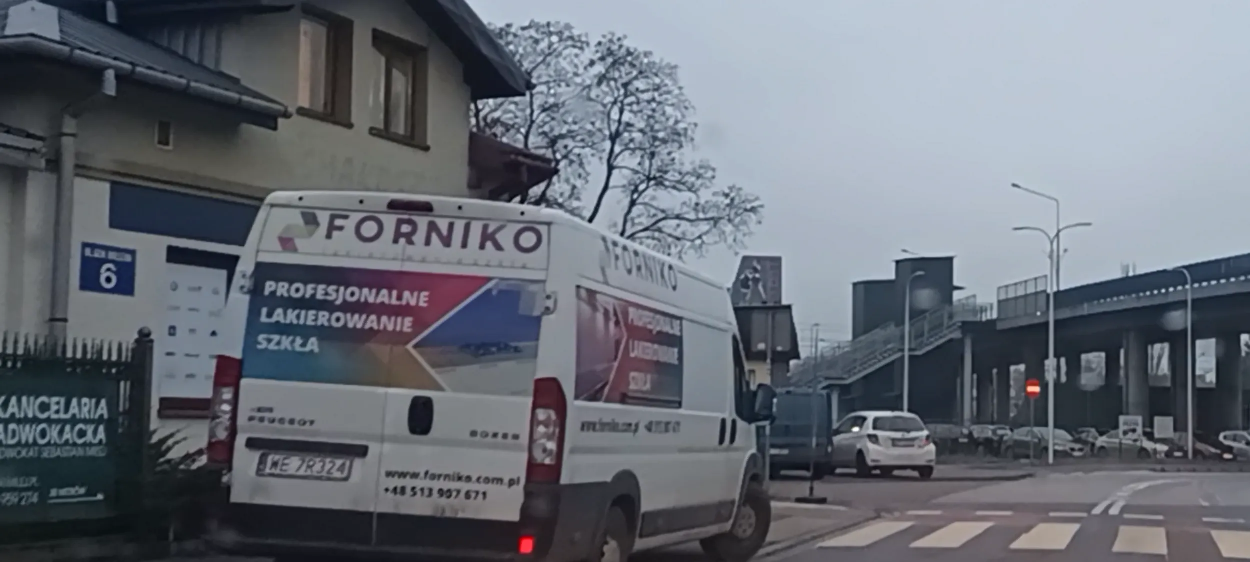 Złom parkuje przed samym przejsciu dla pieszych i nie widać jak wychodzą zza tego zlomu. Mandat bym mu dał bez wahania