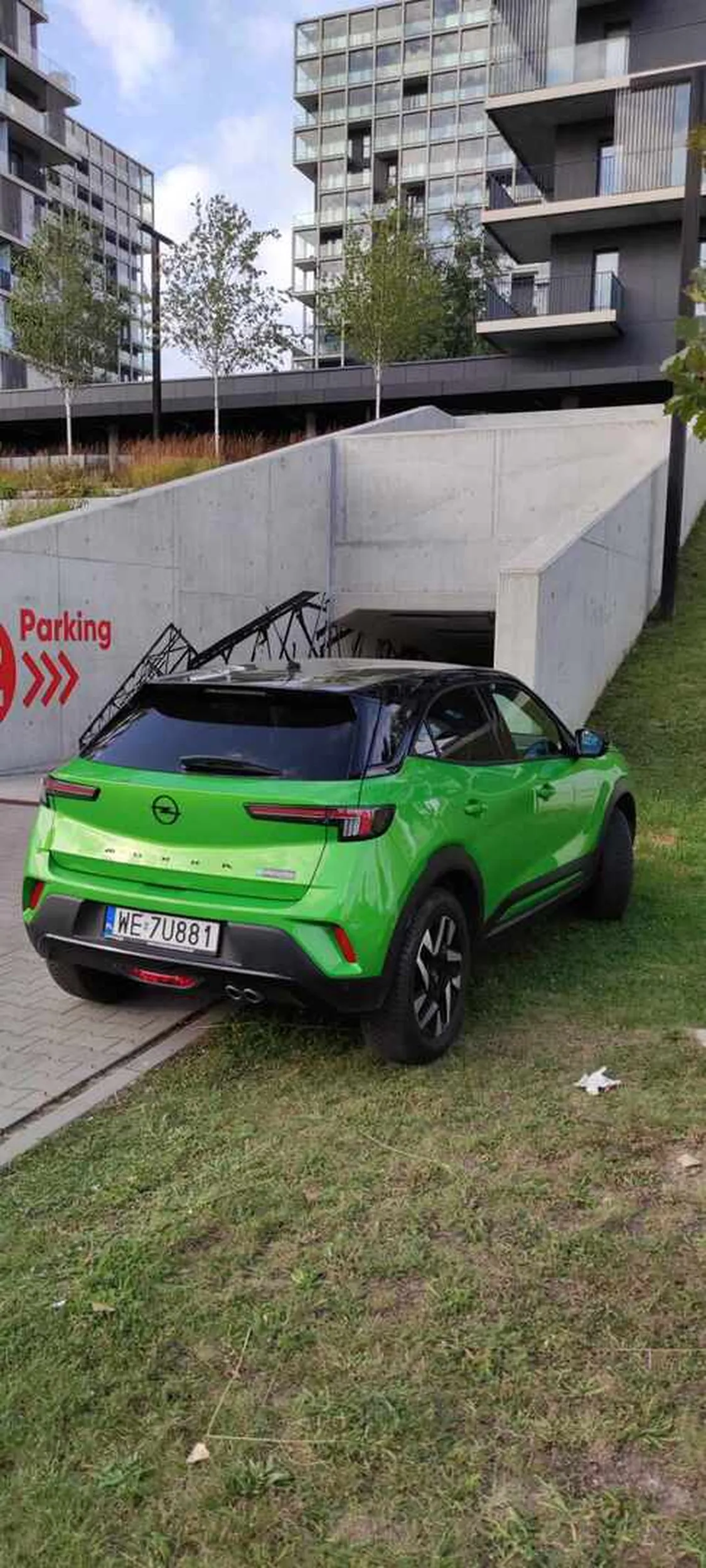 Wiocha parkuje opelka w leasingu :) Jak kupiłeś mieszkanie w najdroższym bloku w okolicy, to mogłeś kupić miejsce na podziemnym! Są jeszcze wolne:)