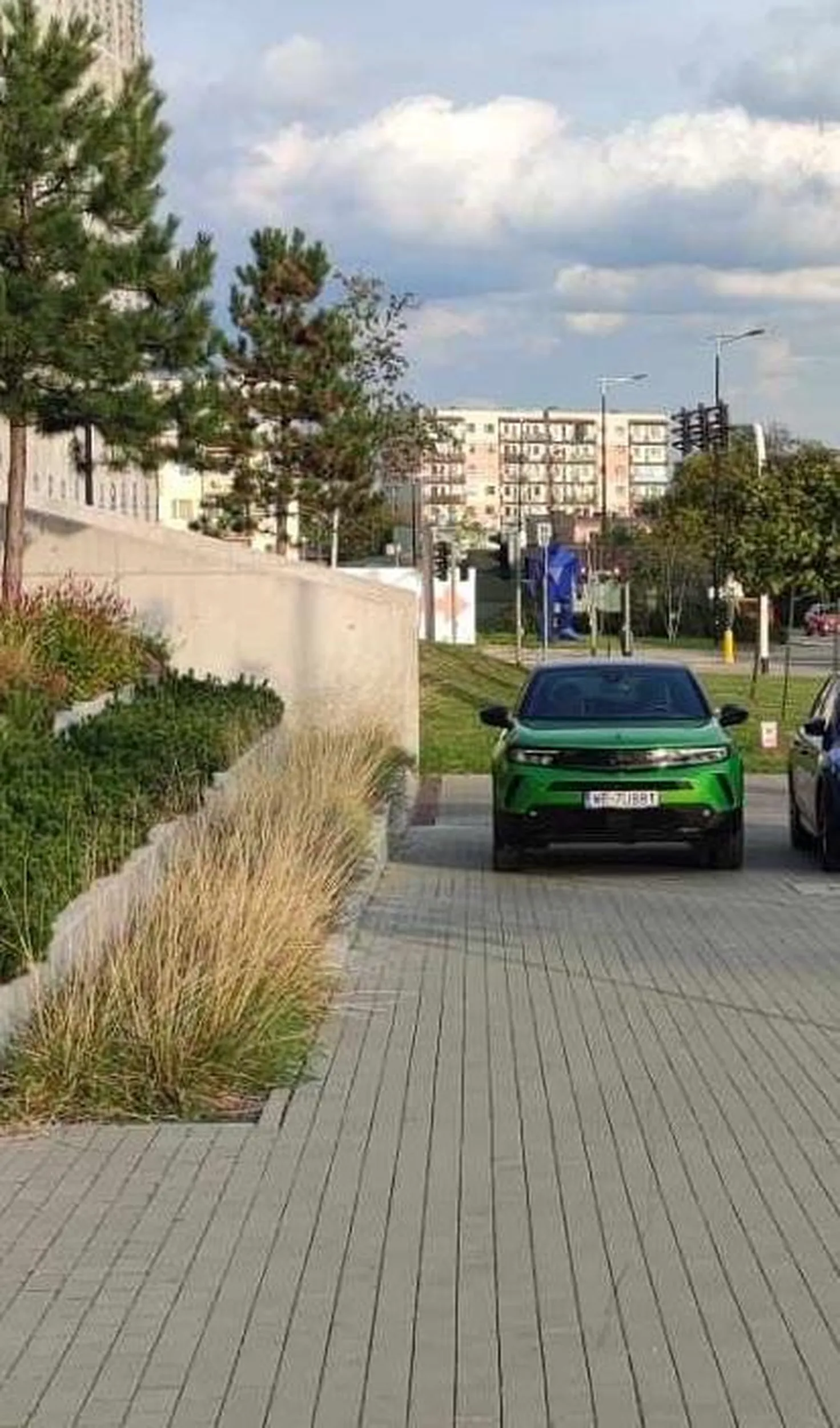 Wiocha parkuje opelka w leasingu :) Jak kupiłeś mieszkanie w najdroższym bloku w okolicy, to mogłeś kupić miejsce na podziemnym! Są jeszcze wolne:)