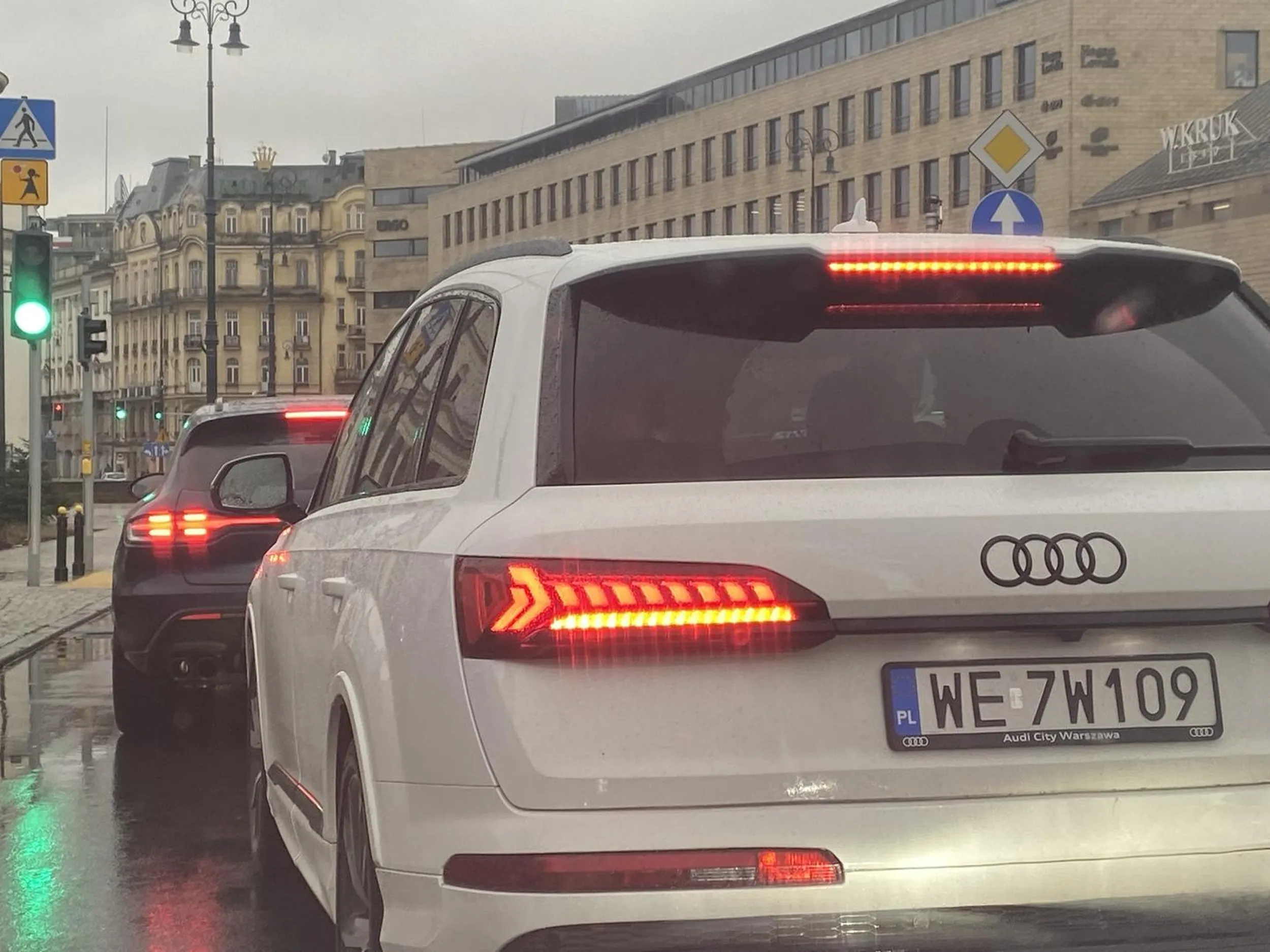 Wjeżdża pod koła, wymusza pierwszeństwo, prawie doprowadził do kolizji. Za szybą ukazało się małe, łyse, krępe oblicze, które pokazało środkowy palec. Z taką chamską i niebezpieczną jazdą może tego palca wkrótce już nie być wiec radzę uważać i trochę pokory o wyobraźni na drodze