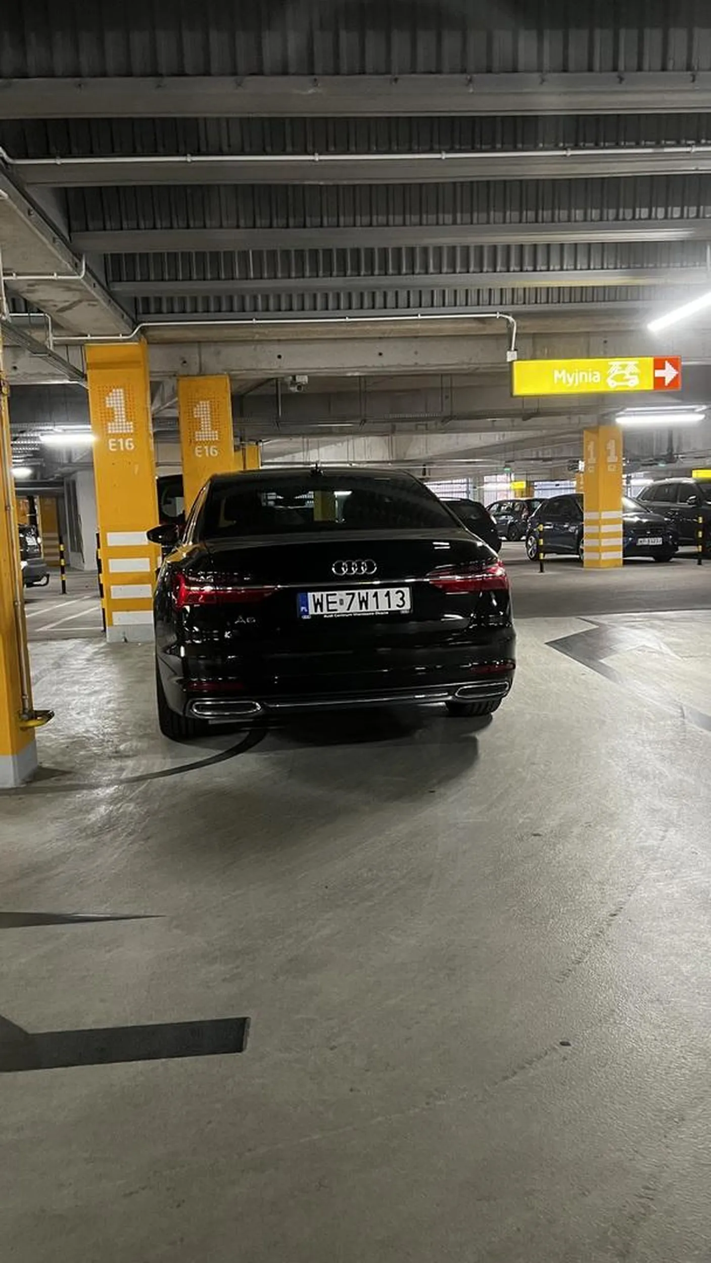 Cieciu naucz się parkować! Nie chce się dupska ruszyć więc na przejeździe ale bliżej wejścia do galerii tłuku. CH Targówek Warszawa