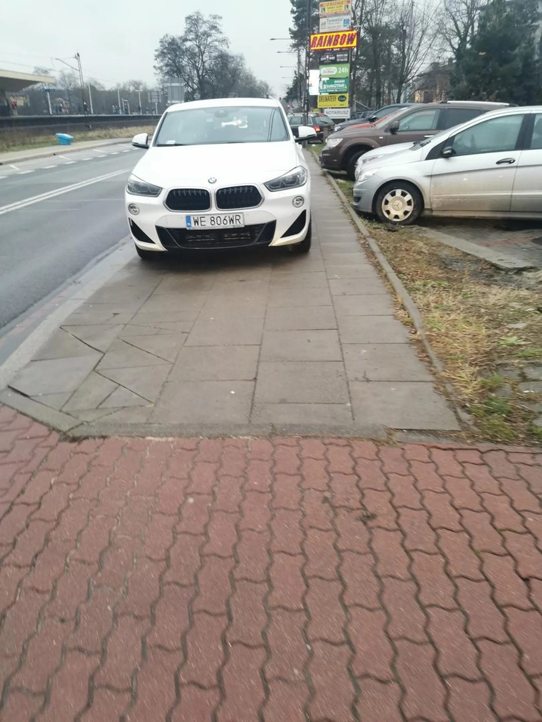 Kolejny geniusz parkujący na chodniku który ma w dupie pieszych, osoby starsze, osoby z niepełnosprawnością, dzieciaki w wózkach. Ważne żeby hrabia miał blisko. Ha tfu.
