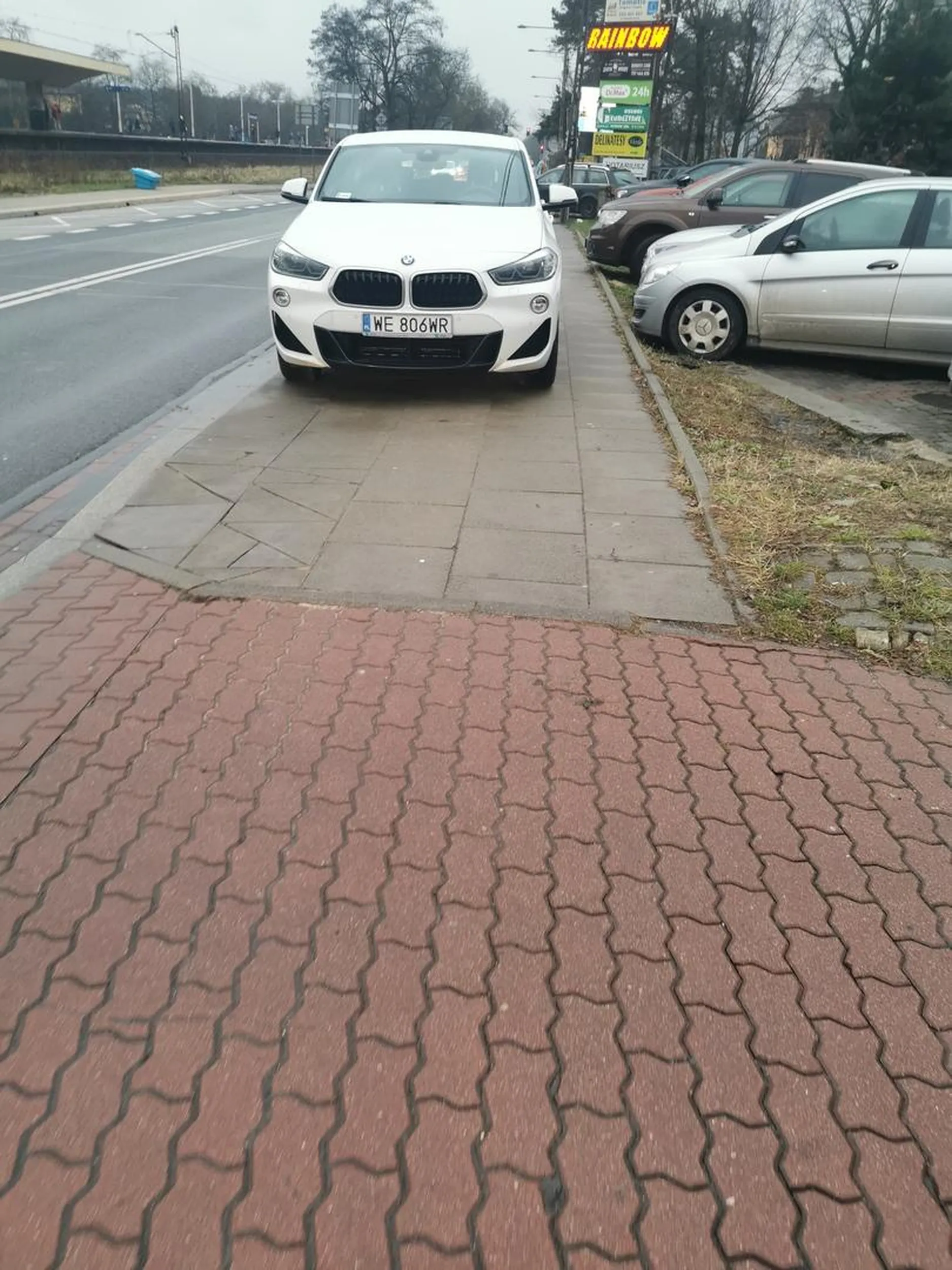 Kolejny geniusz parkujący na chodniku który ma w dupie pieszych, osoby starsze, osoby z niepełnosprawnością, dzieciaki w wózkach. Ważne żeby hrabia miał blisko. Ha tfu.