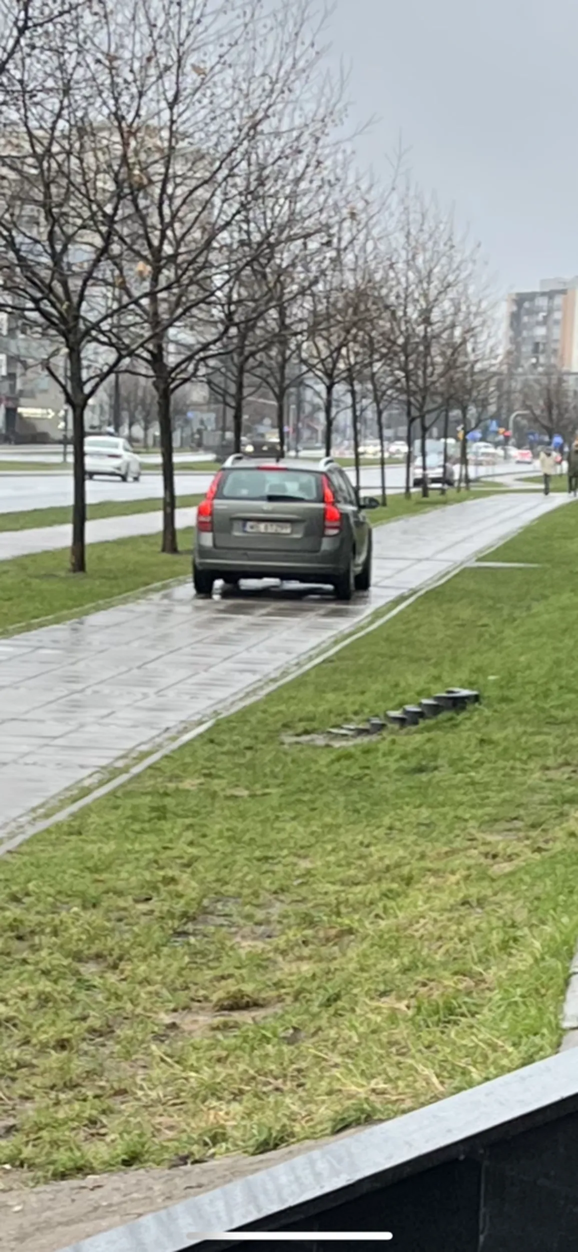 Kierujący pojazdem zaparkował na chodniku po chwili czasu wrócił do pojazdu następnie wykonał manewr zawracania cały czas będąc na chodniku kierowca postanowił poruszać się dalej chodnikiem. Nie polecam kierowcy myli asfalt z chodnikiem.