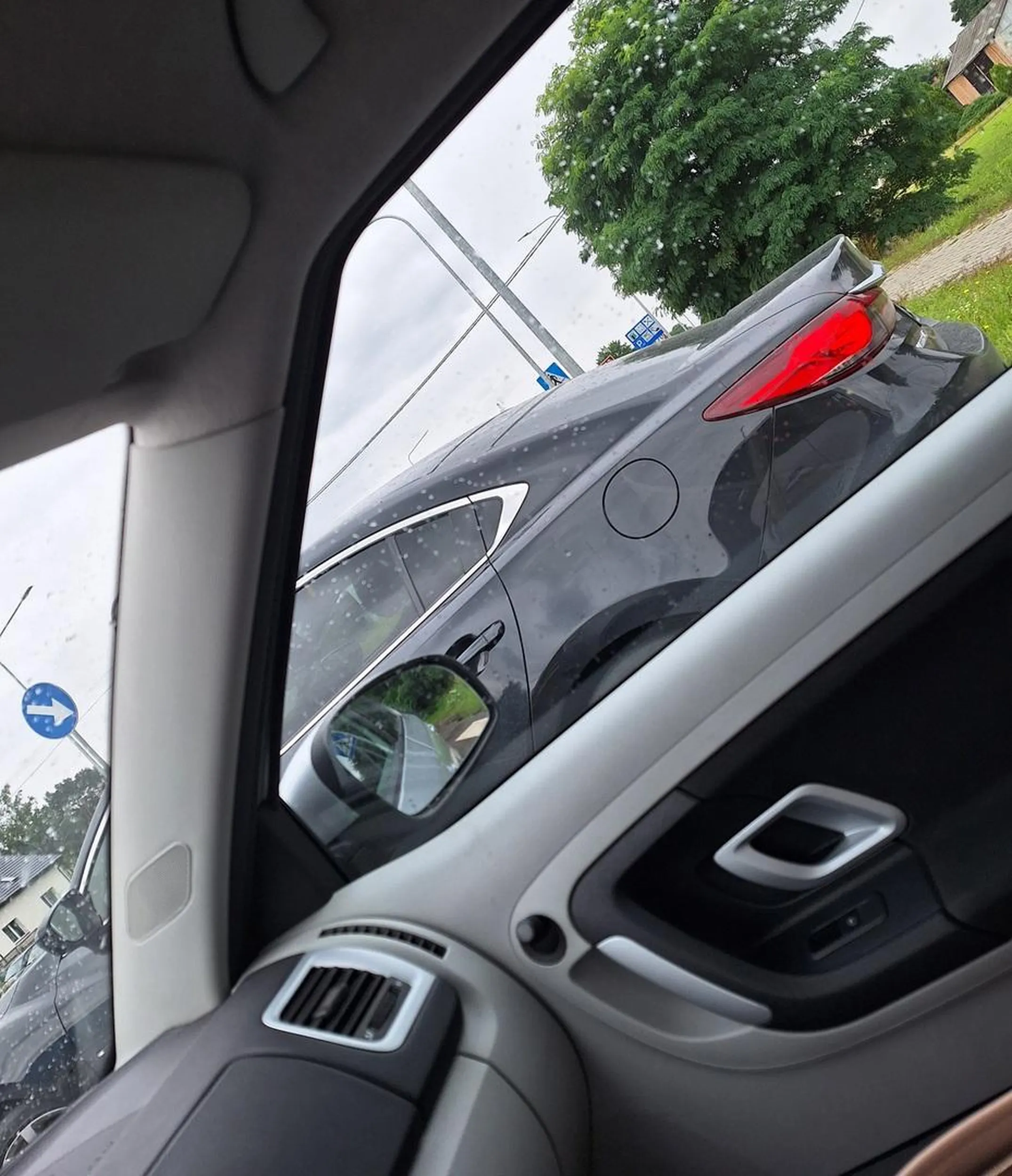 Baba nie potrafi jeździć. Na skrzyżowaniu z podporzadkowej drogi jednojezdniowej dwukierunkowej dvpa ją swędzi i podjeżdża z prawej strony, przez co zasłania widoczność osobie, która powinna wyjechać jako pierwsza. Pustak