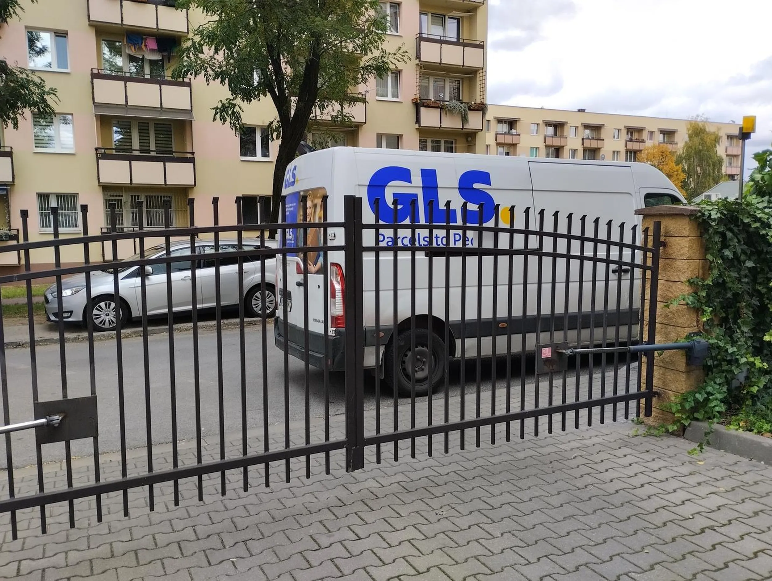 Kurier to jednak stan umysłu. Zablokować wyjazd. Nie to nie jest dzień powszedni.... Nie nie dostarczał paczek.