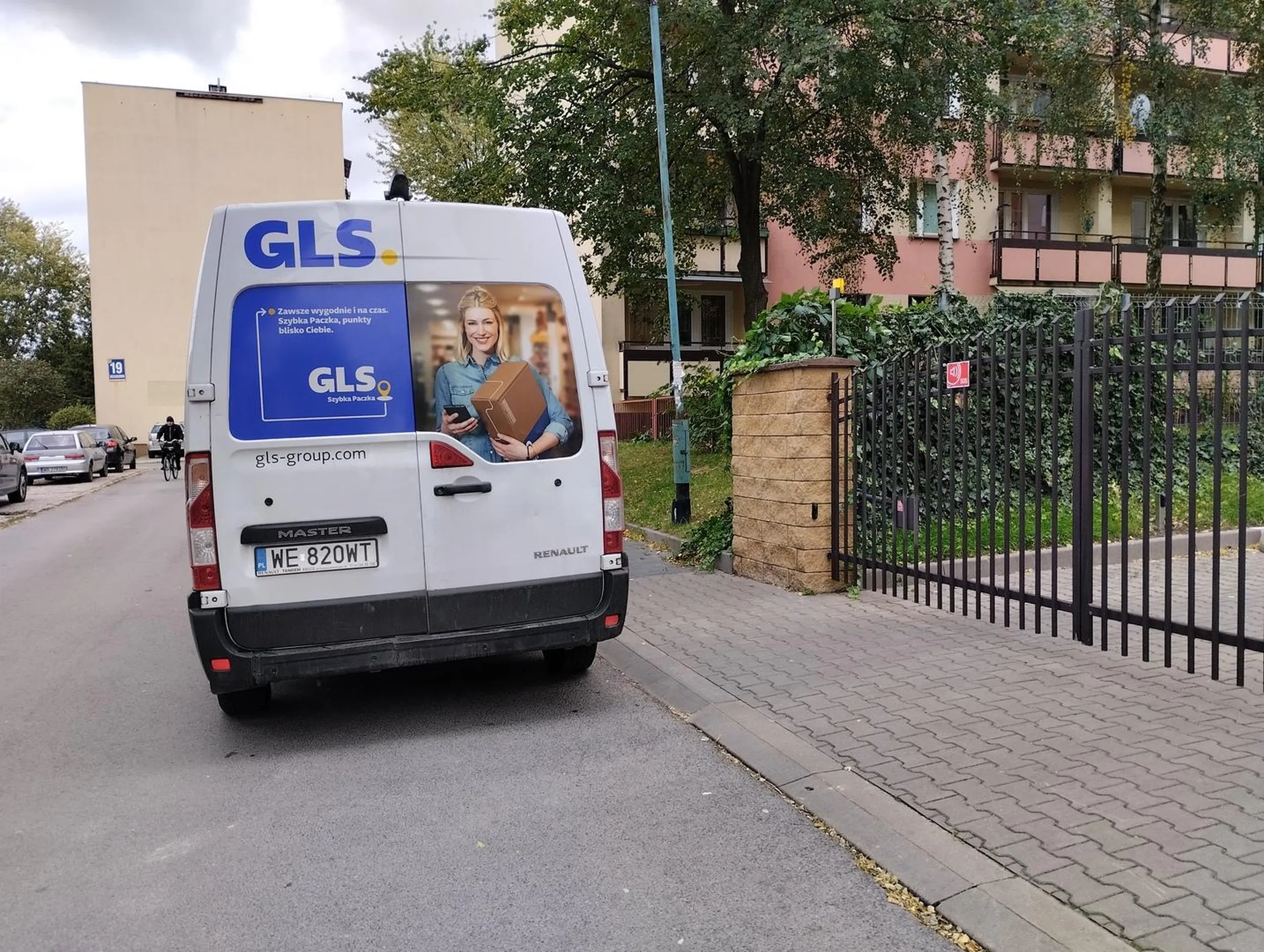 Kurier to jednak stan umysłu. Zablokować wyjazd. Nie to nie jest dzień powszedni.... Nie nie dostarczał paczek.