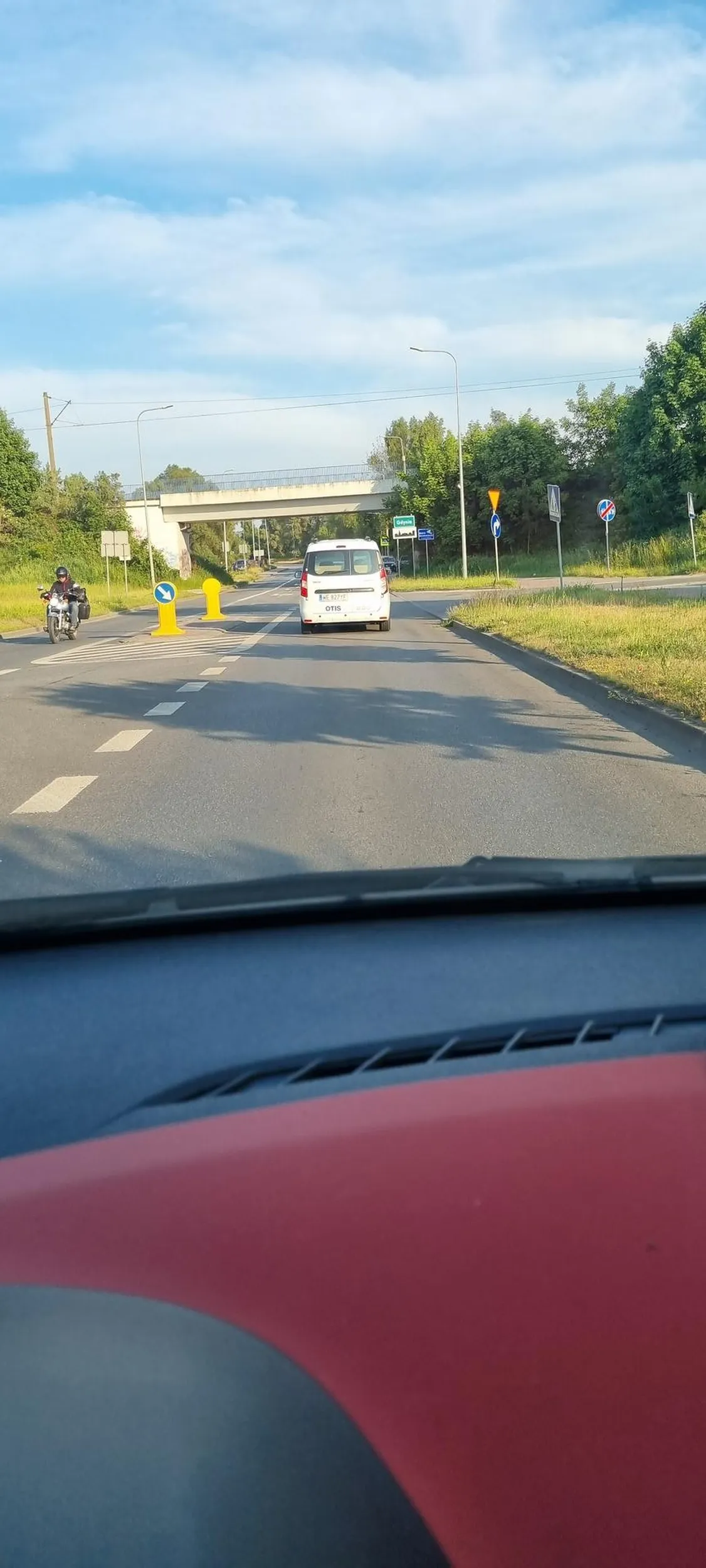 Wymuszenie na rondzie, nawet nie zwolnił, wlecial na pełnej predkosci, zmuszając mnie do zatrzymania auta, a właściwie nie tylko mnie, bo były też inne samochody. Widac, ze to powszechna praktyka u niego. Tylko czekać, aż doprowadzi do wypadku taka jazdą. Oby szybko trafił na jakiegoś narwańca, który mu nie odpuścić, bo doprowadzi jeszcze do tragedii.